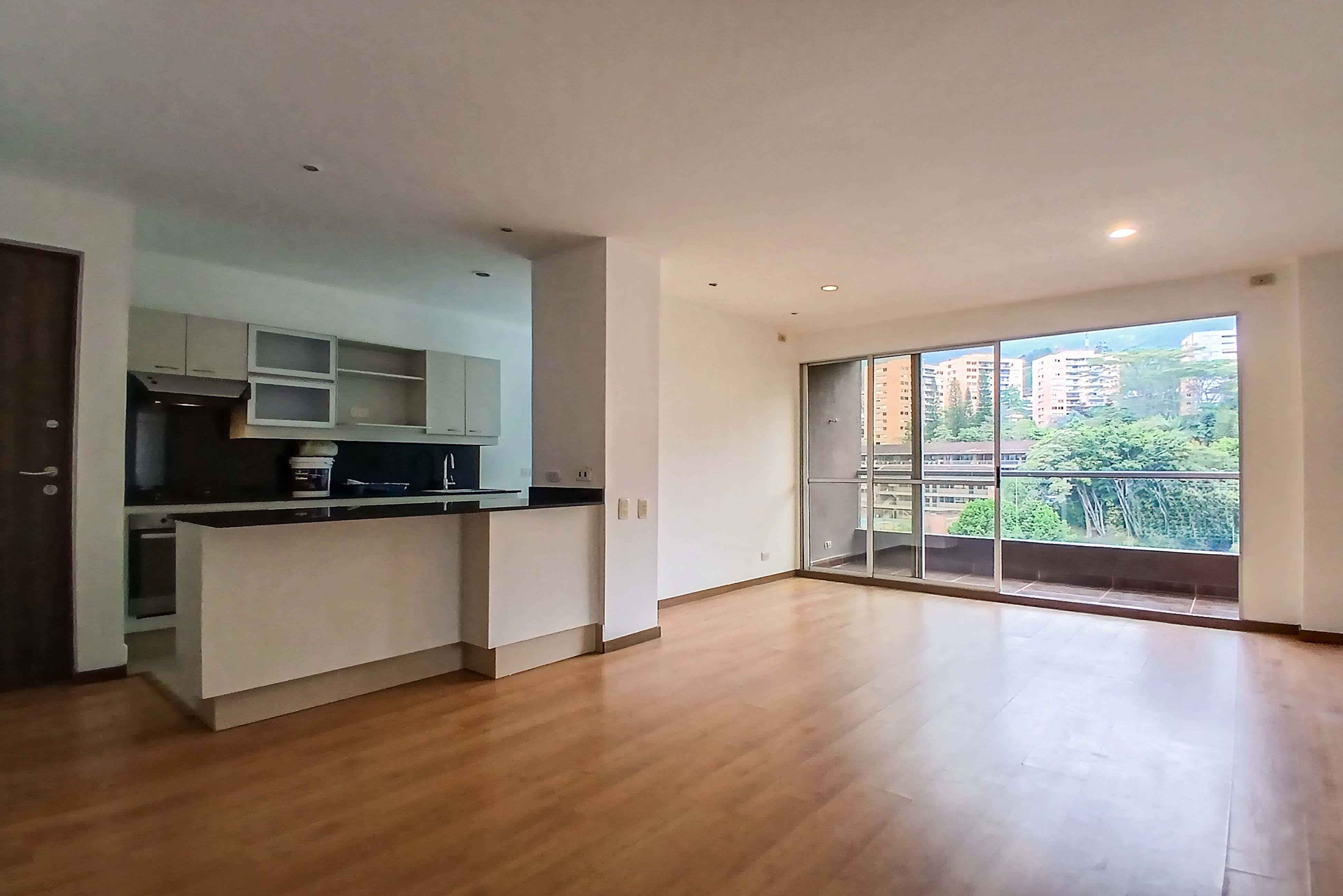 Apartamento con balcón para arriendo en Cumbres, Envigado