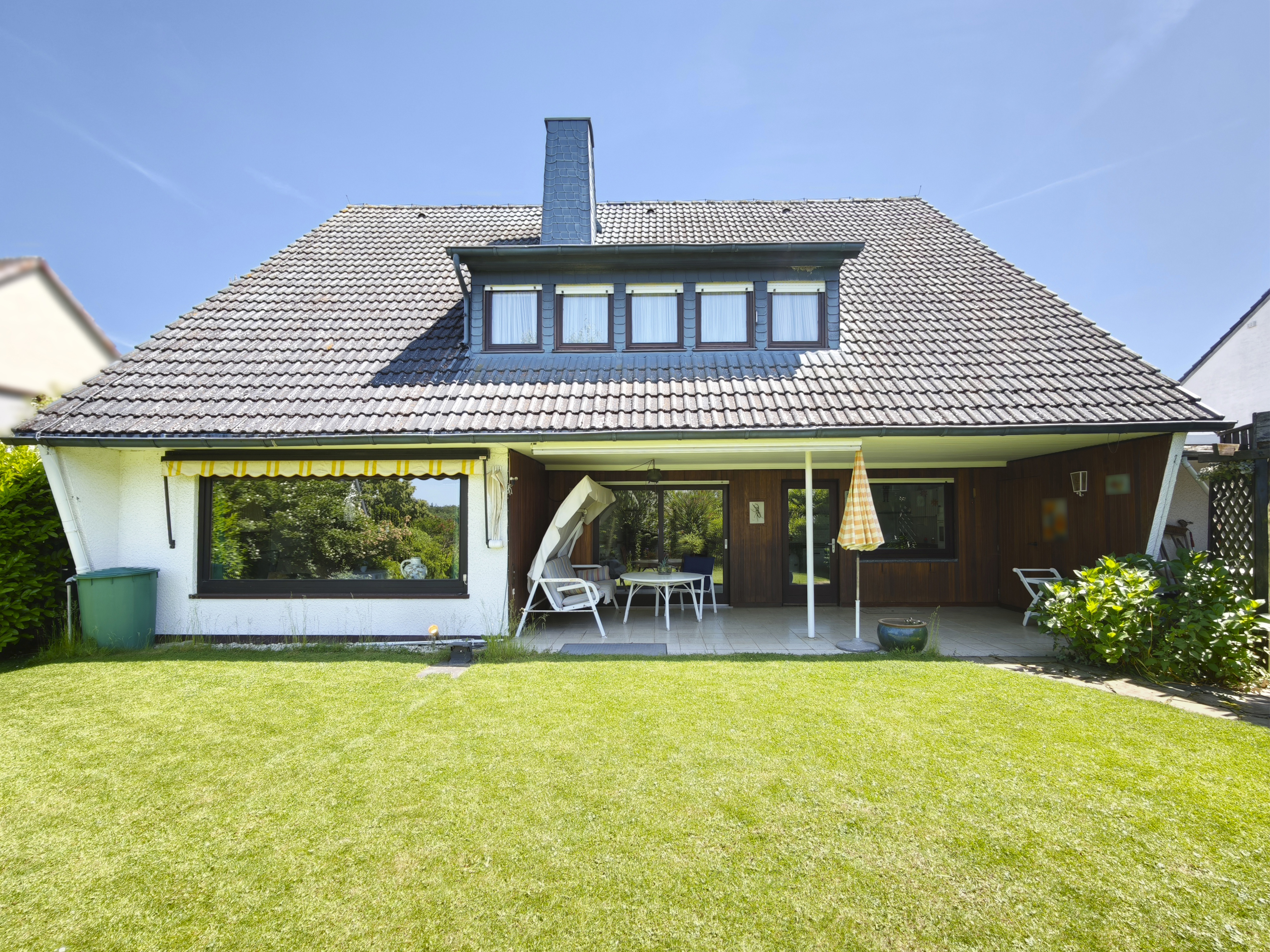 Einfamilienhaus mit großer Loggia und herrlichem, nicht einsehbarem Garten in beliebter Lage