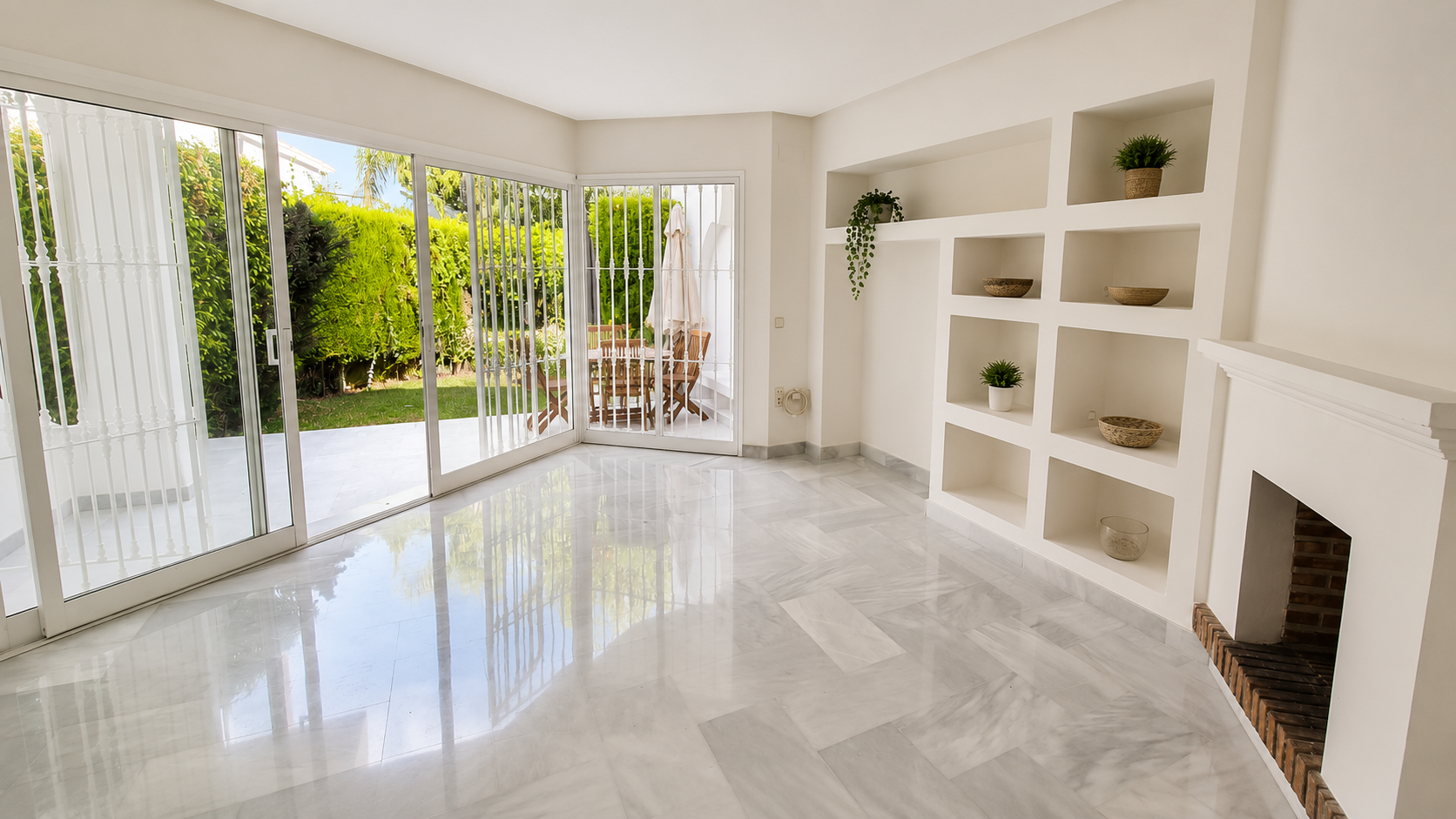 Bright Family Townhouse with Private Garden in Camoján Blanco