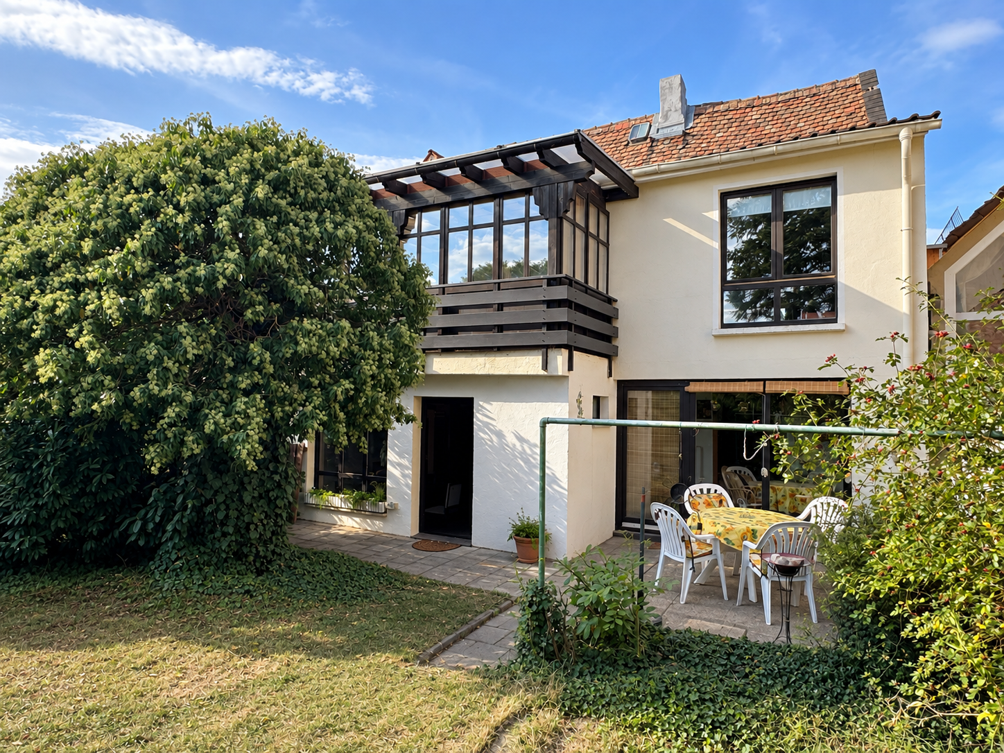 Sanierungsbedürftiges Wohnhaus mit Wintergarten und Garten