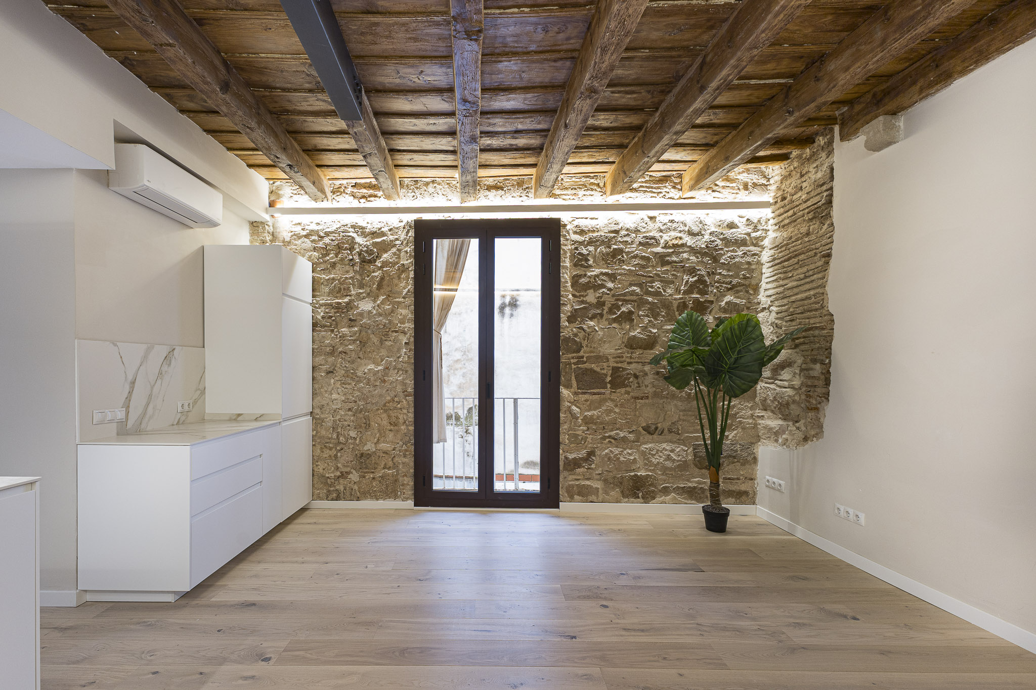 Fantastic renovation with original, chic details in the Gothic Quarter