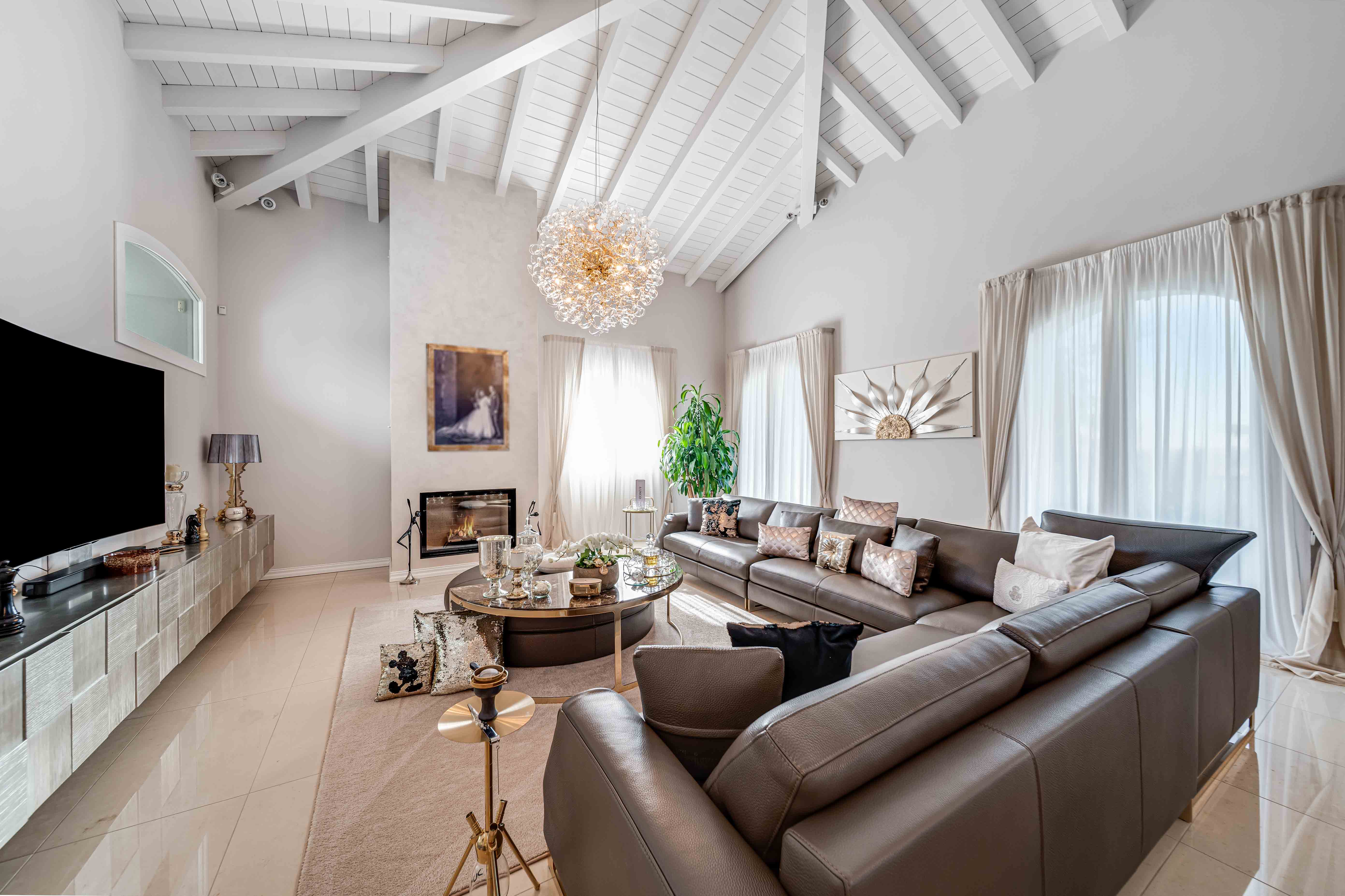 Elegant blend of modernity and comfort: premium villa with pool in the heart of Tradate