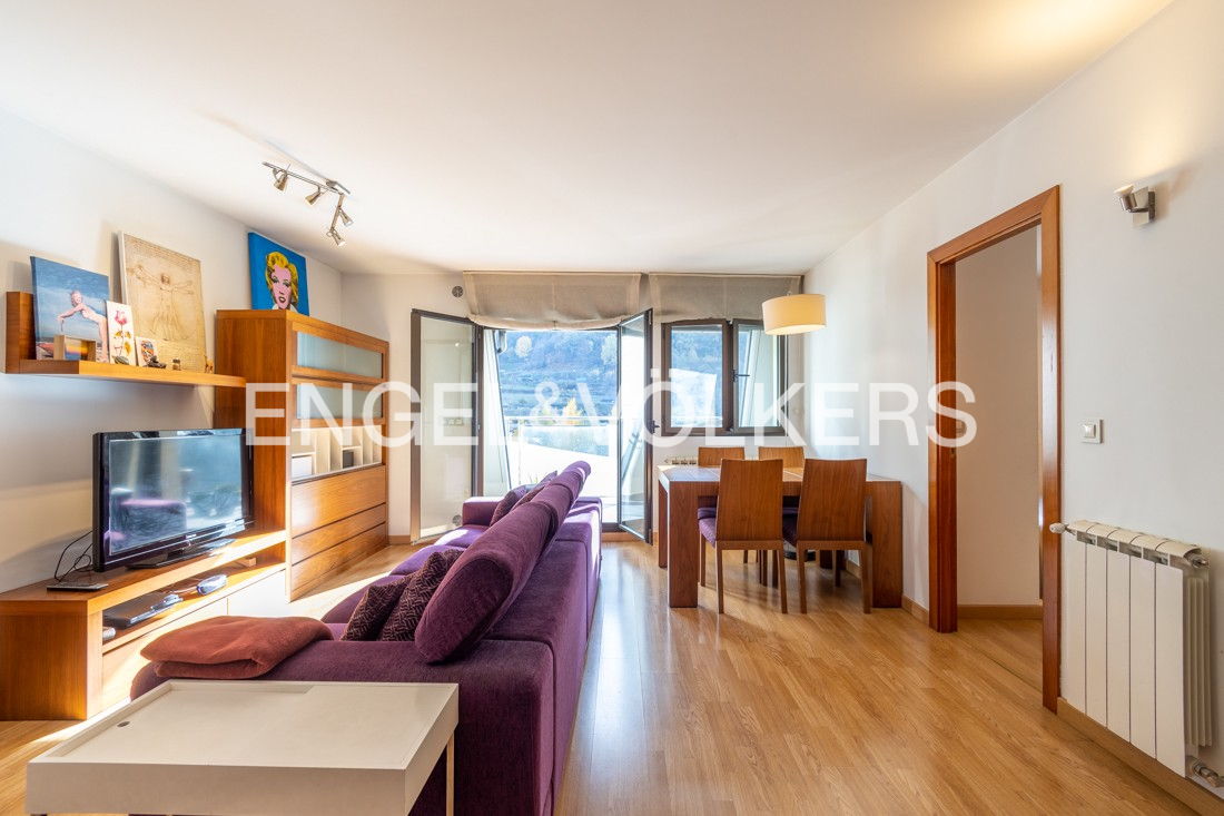 Cozy 2-bedroom apartment with terrace in Santa Coloma