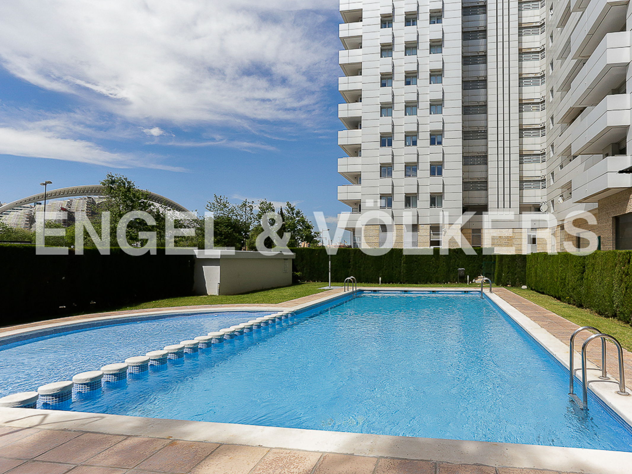 3-bedroom residence with pool and parking