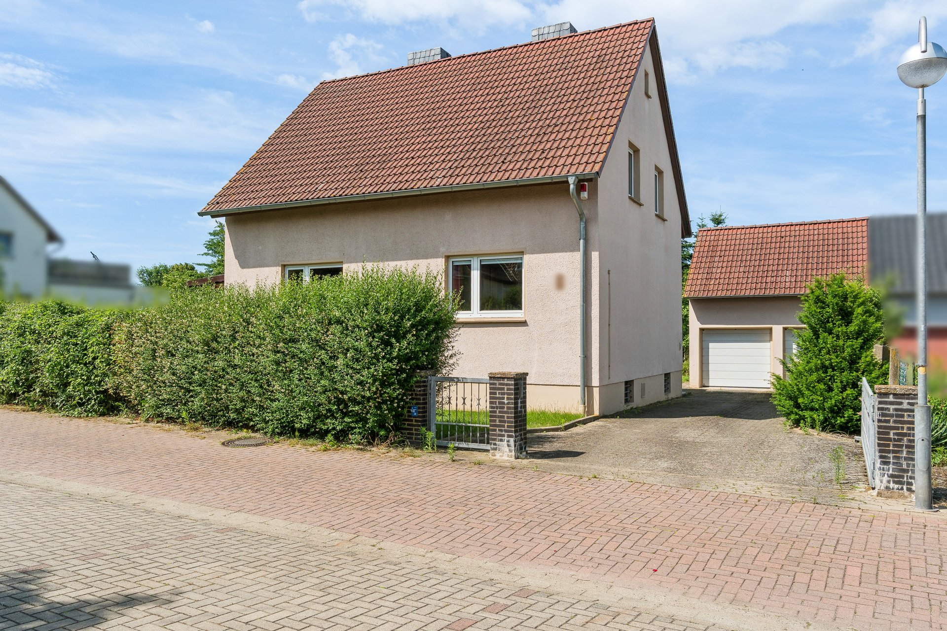 Großzügiges Einfamilienhaus mit Einliegerwohnung und großem Grundstück
