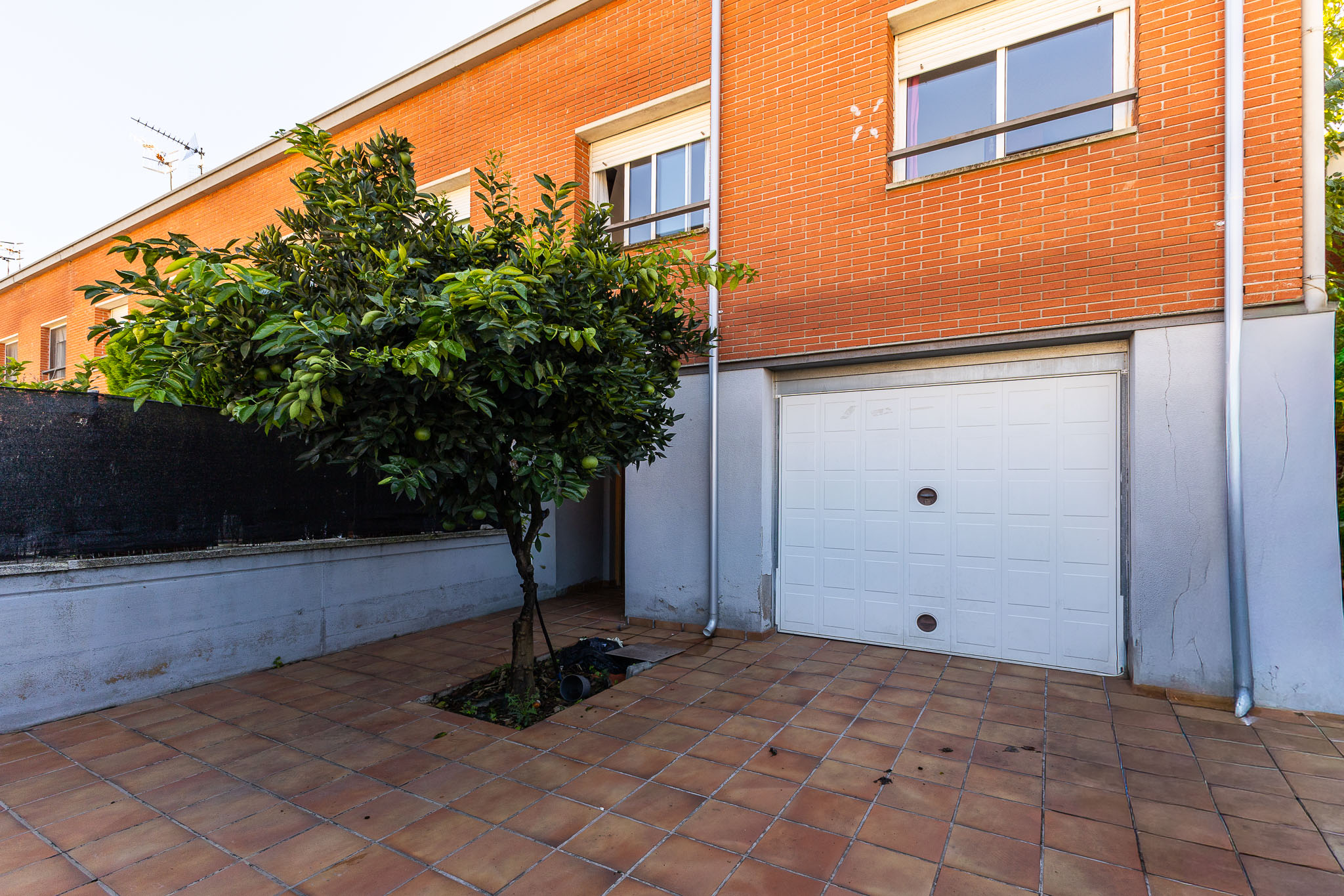 Beautiful terraced house with a garden, terrace, and plenty of natural light, ready to move into.