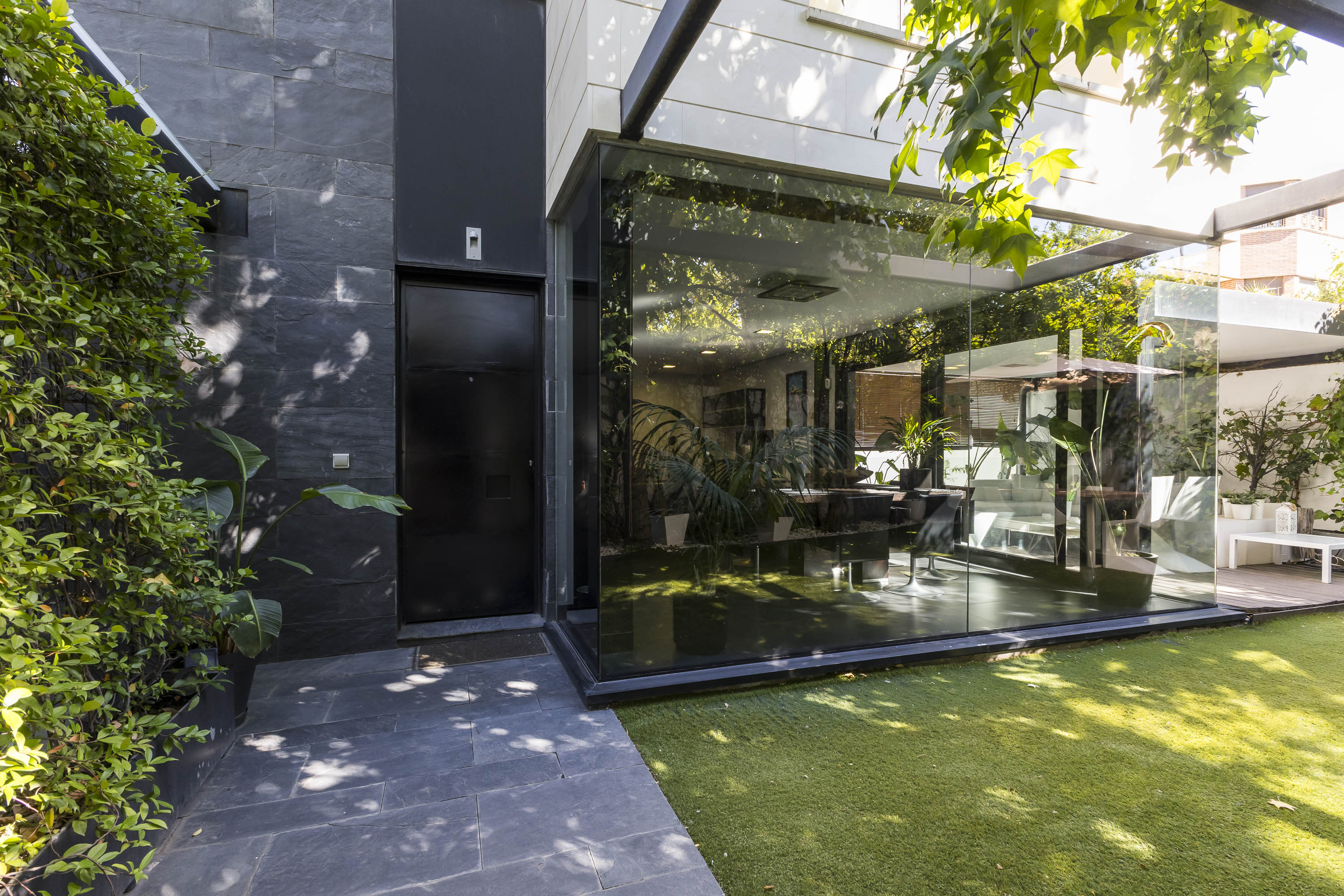 Contemporary architecture, private garden, and versatile spaces in Conde de Orgaz
