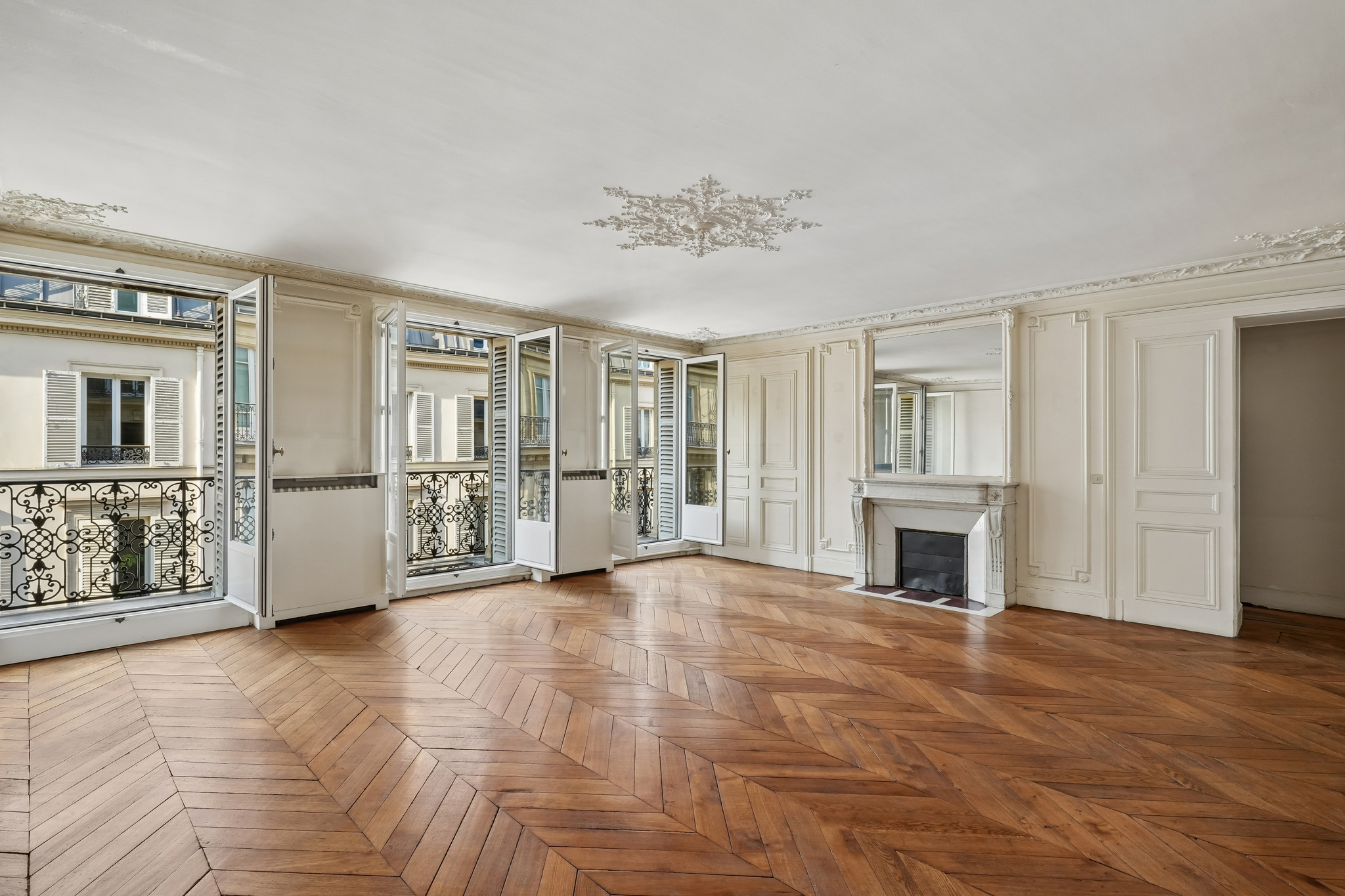 5-room apartment with balcony - Saint-Philippe du Roule/Champs-Elysees