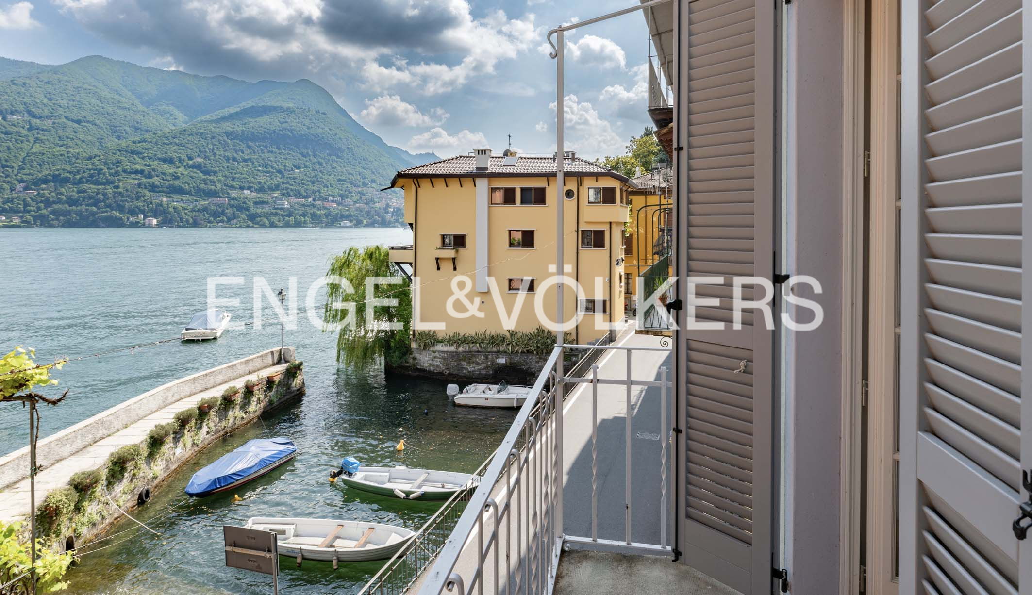 Lake side charming town house