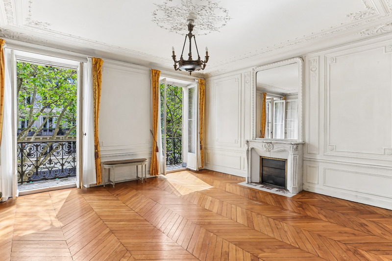 Paris 10 - Saint-Vincent-de-Paul - Helle Haussmann-Wohnung mit Balkon und freier Aussicht