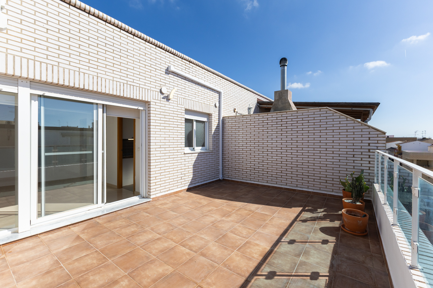 Ático luminoso con terraza, garaje y piscina en Rafelbuñol