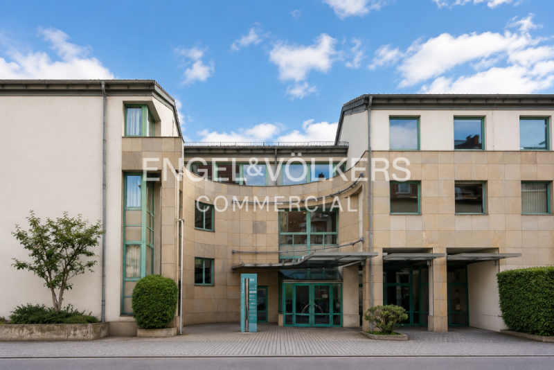 Gemeinschaftsbüro mit besetztem Empfang und Konferenzsäälen