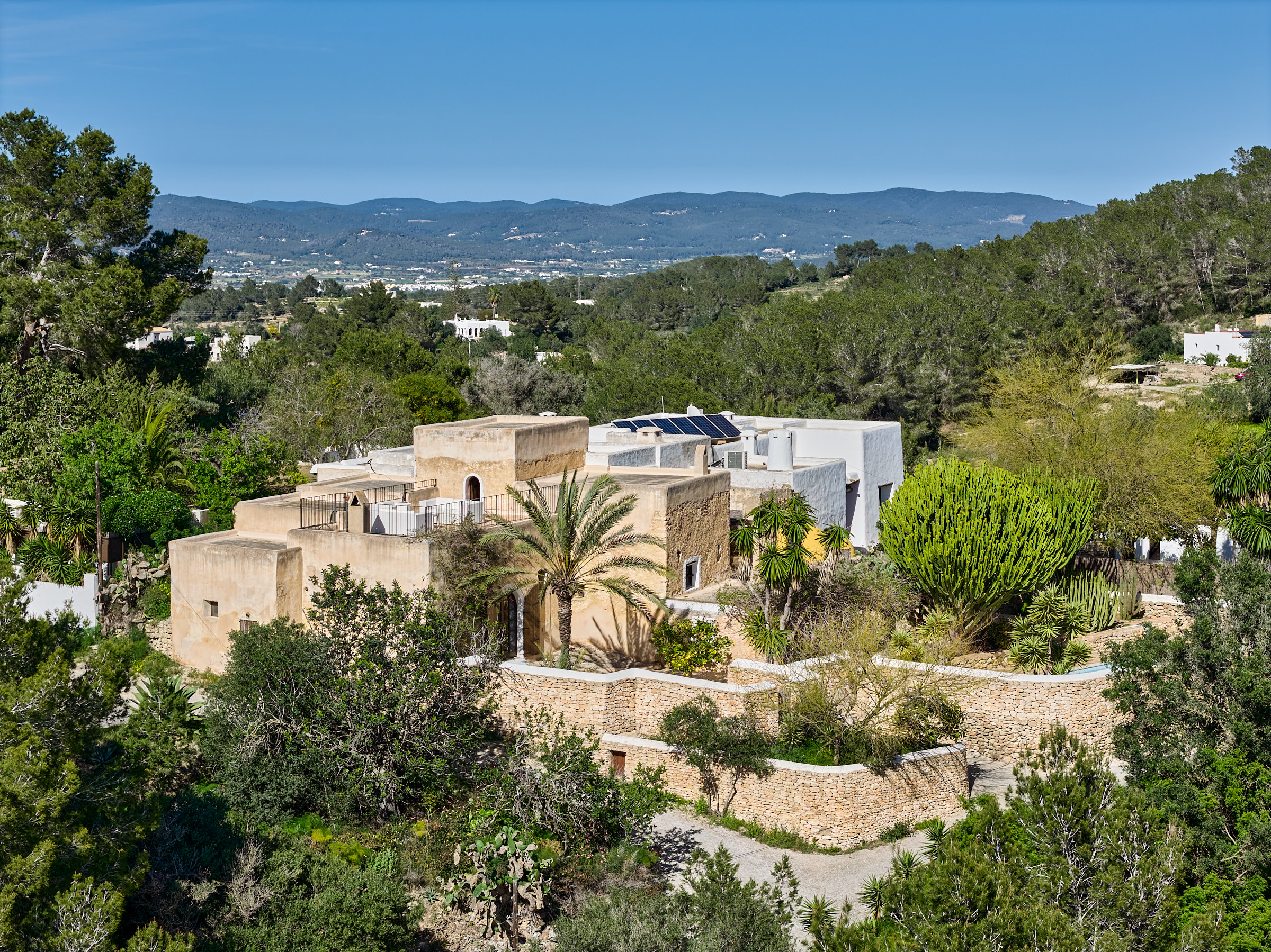 Two independent fincas in a privileged setting