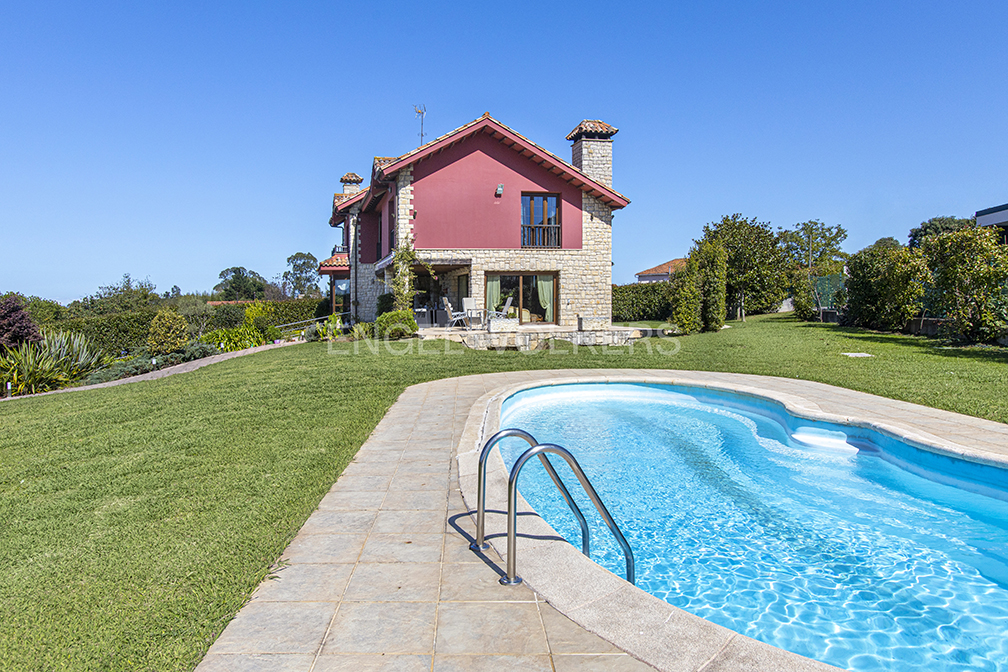 Magnificent villa with pool and views