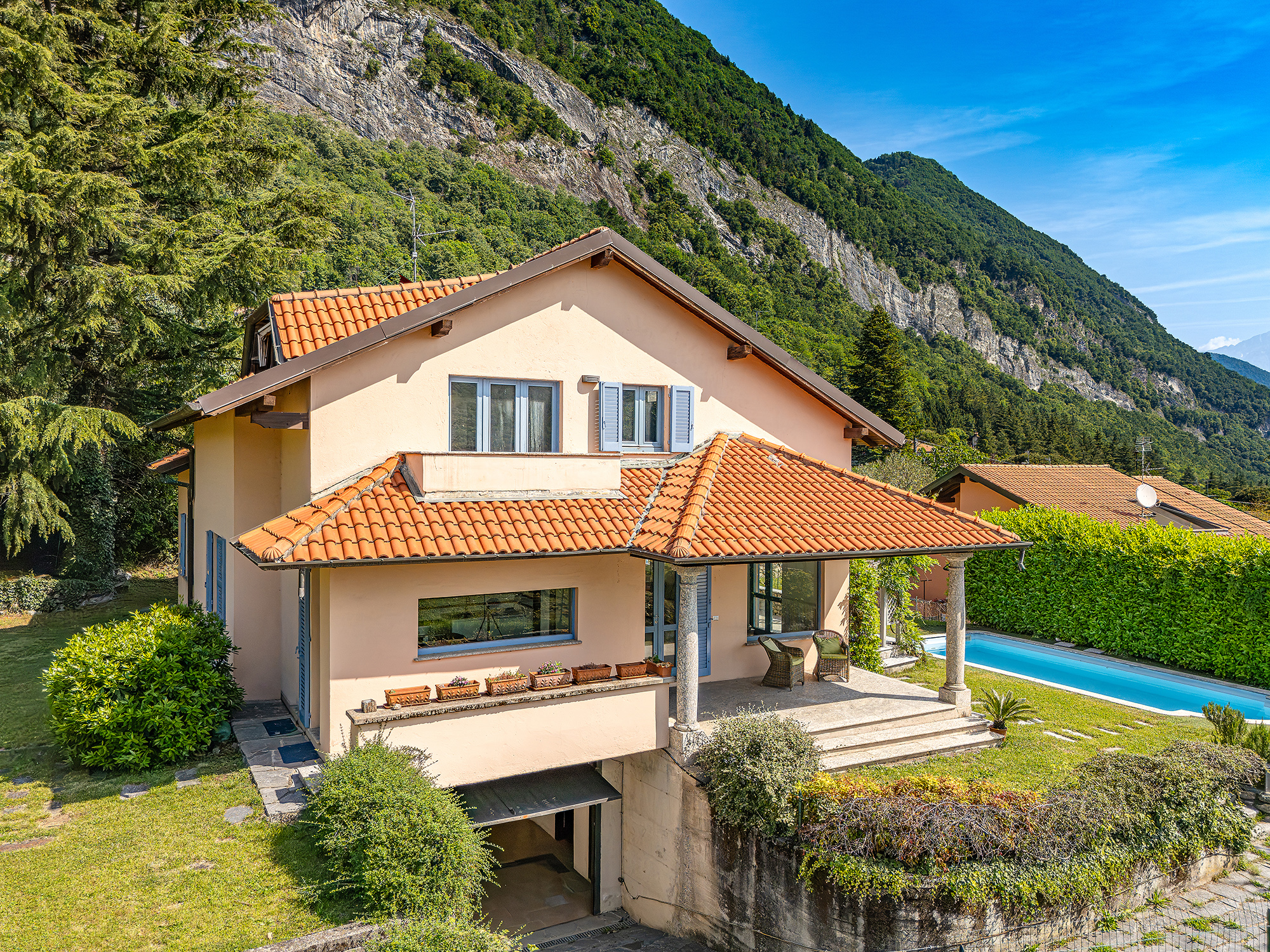 Detached villa with swimming pool, sauna and garden