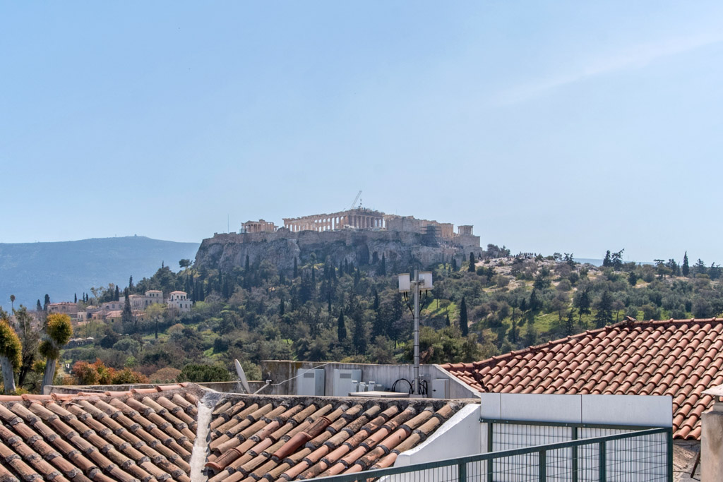 Νεοκλασικό κτίριο με ταράτσα και πανοραμική θέα μνημείων