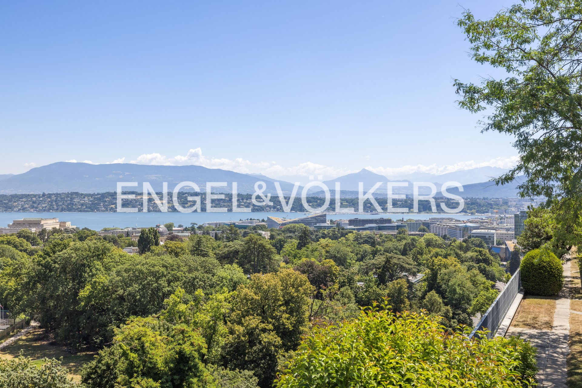 Stunning Lake View – Elegant 5-Room Apartment in Petit-Saconnex, Geneva