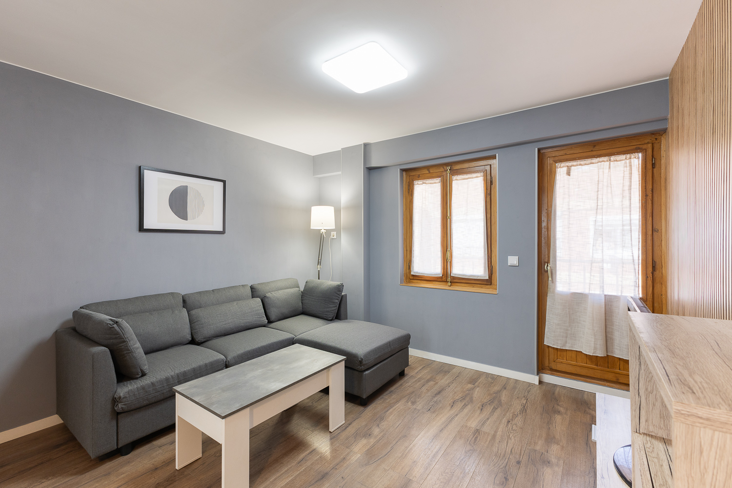 Bright renovated 3-bedroom apartment with balcony on the top floor