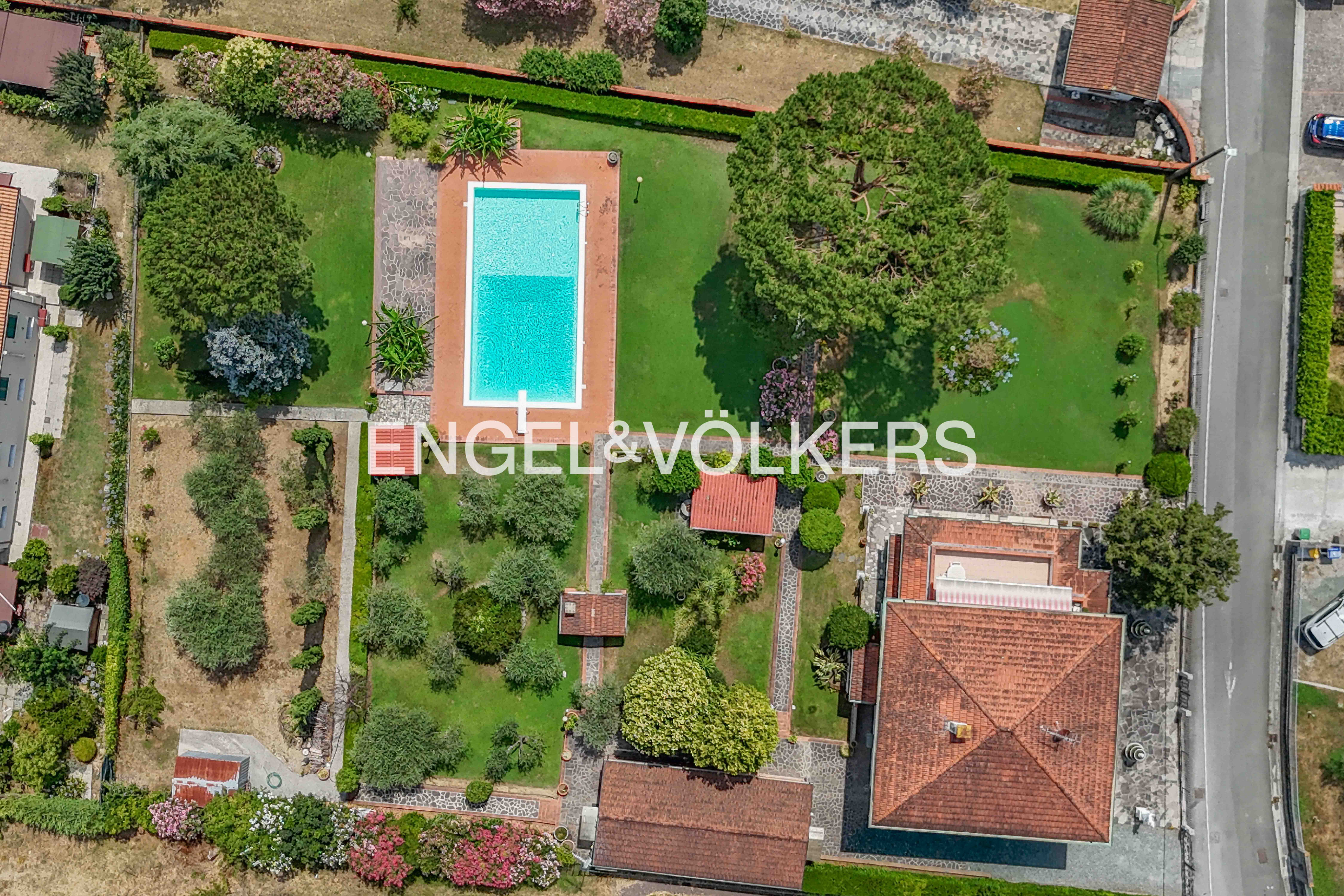 Two-family villa with beautifully landscaped garden, swimming pool and guest house just moments from the historic centre of Sarzana