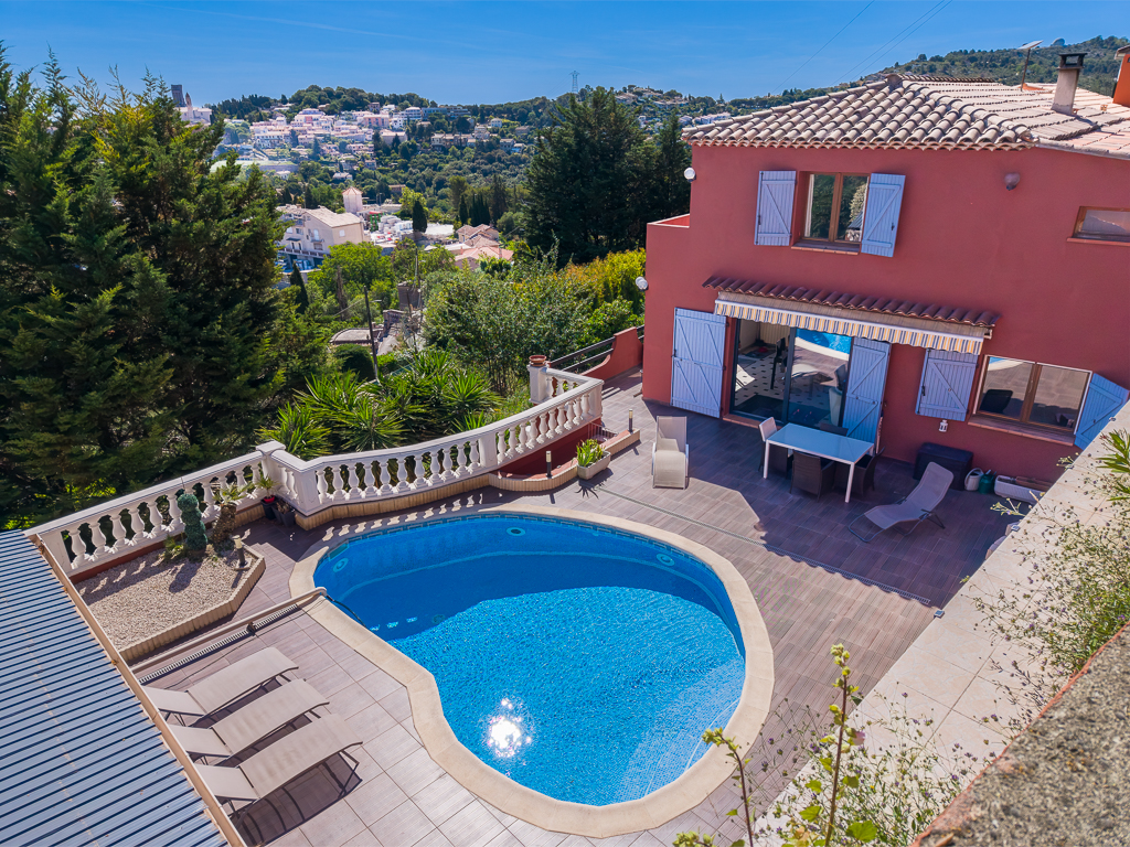 Villa provençale avec terrasses, piscine chauffée et garages