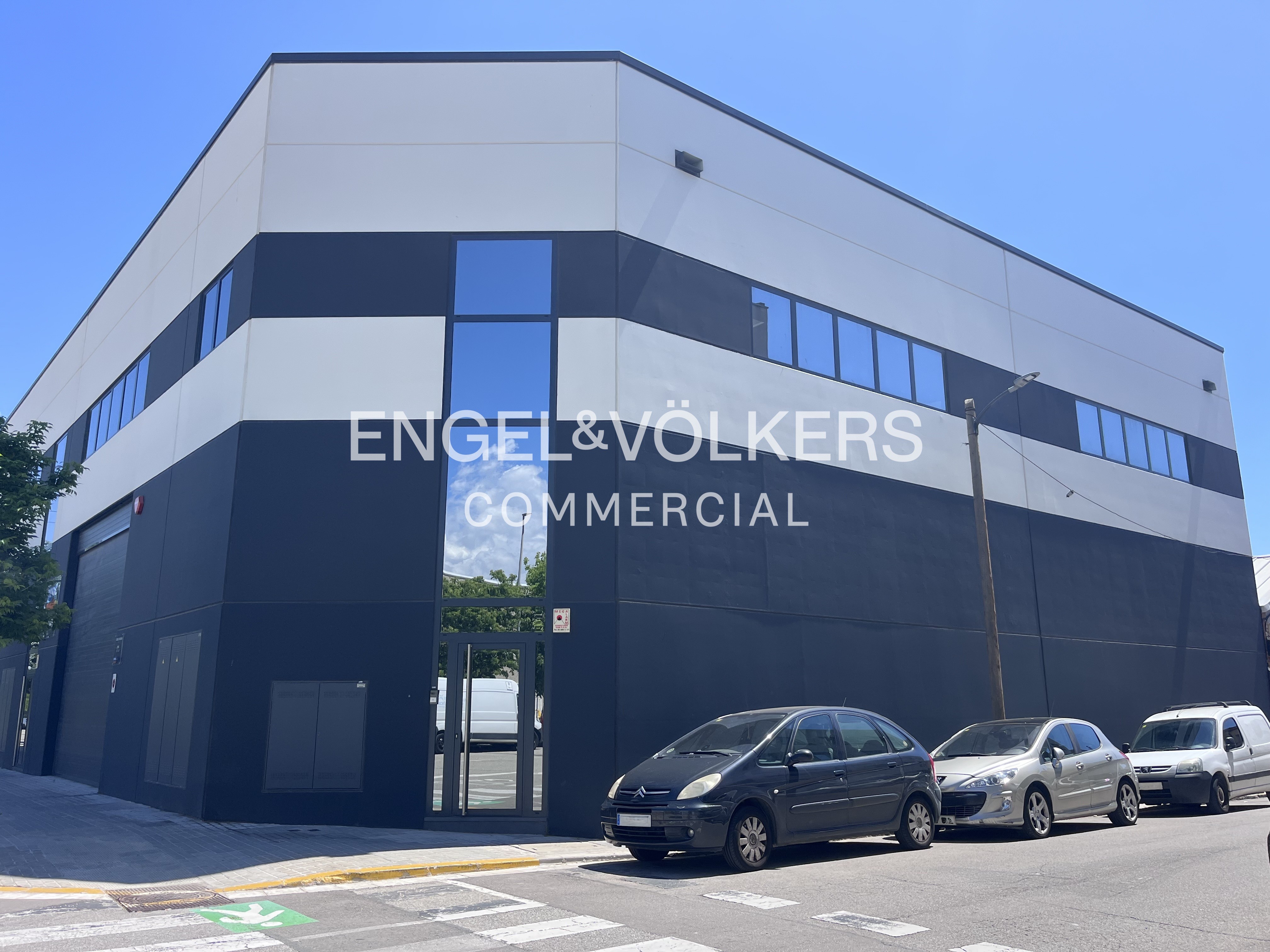 Nave industrial esquinera con excelente imagen corporativa