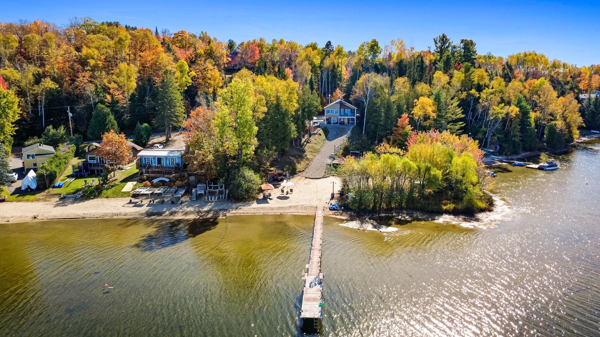 Live on the shores of a prestigious navigable lake