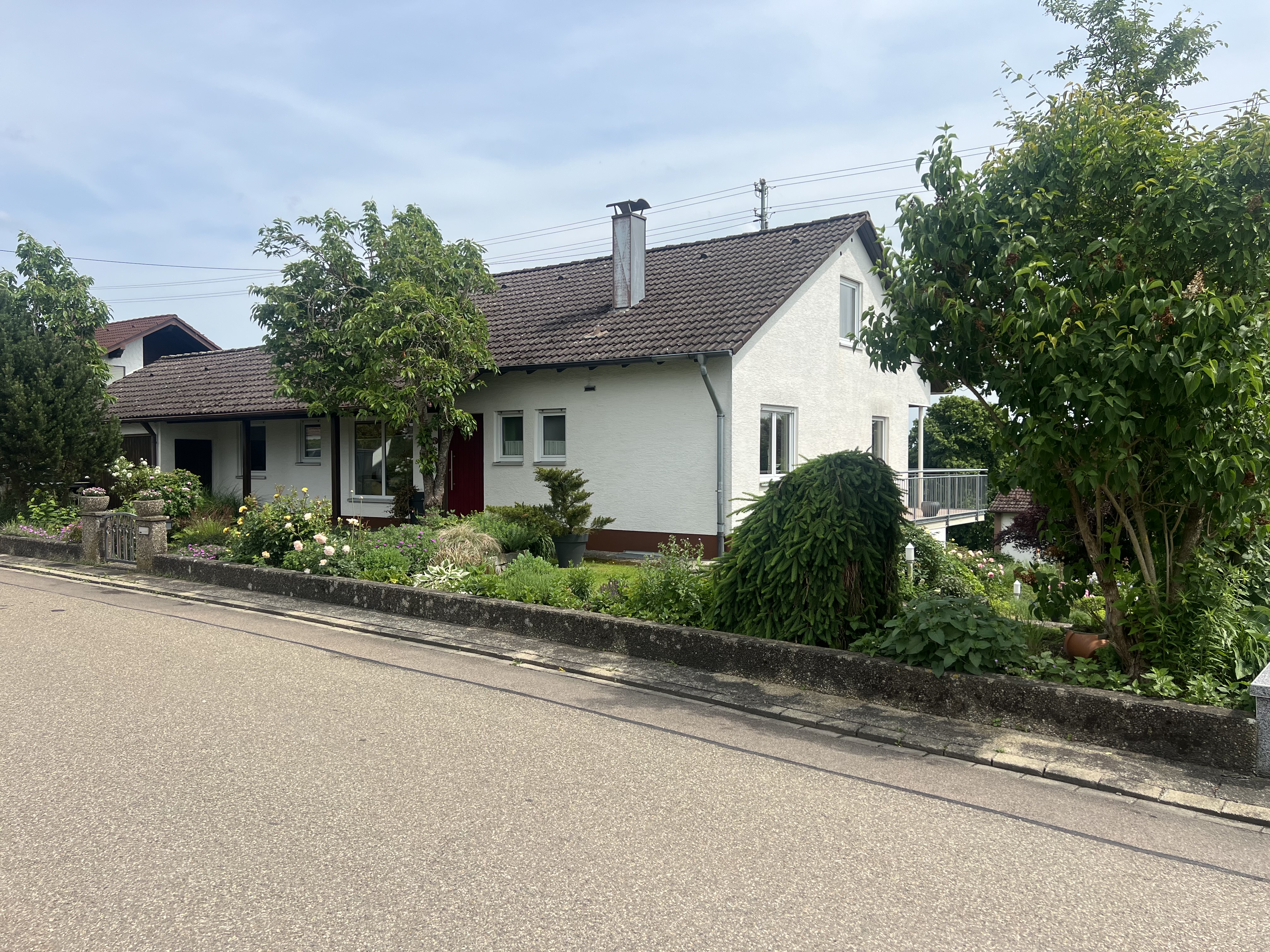 Exklusives Anwesen in Illertissen-OT: Großzügiges Wohnen mit traumhaftem Ausblick und wunderschönem Garten