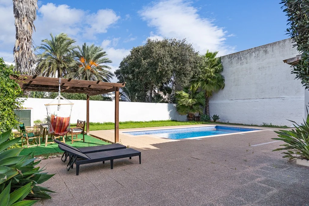 Espectacular casa adosada con gran jardín y piscina en Ciutadella, Menorca