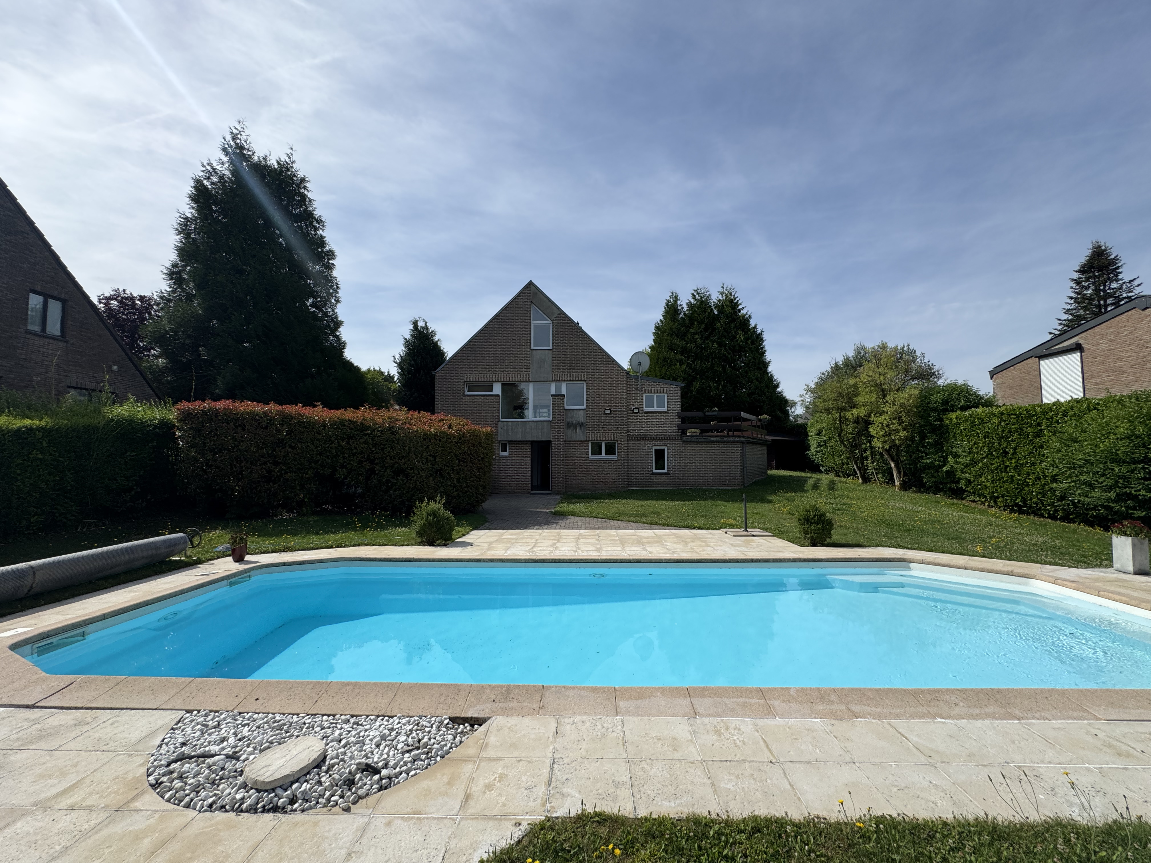 Five-bedroom villa with pool in the St John's neighborhood