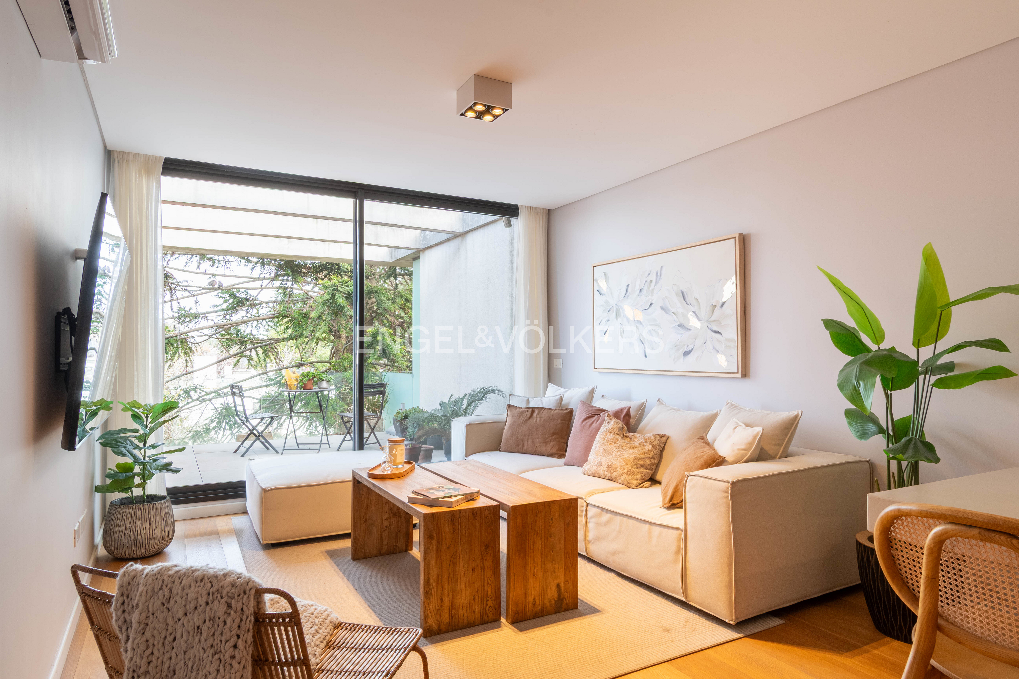 Alquiler Espectacular Penthouse de 2 Dormitorios en Araucaria, Carrasco Norte con Garaje y Terraza con Parrillero