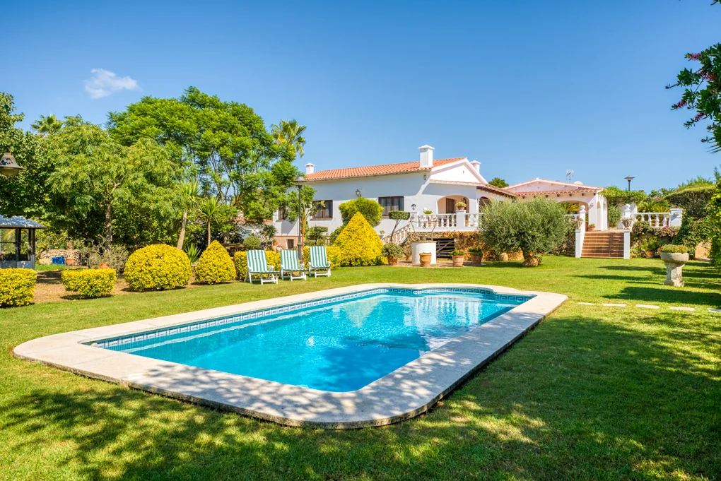 Encantadora villa con mucho terreno y piscina en Alaior, Menorca