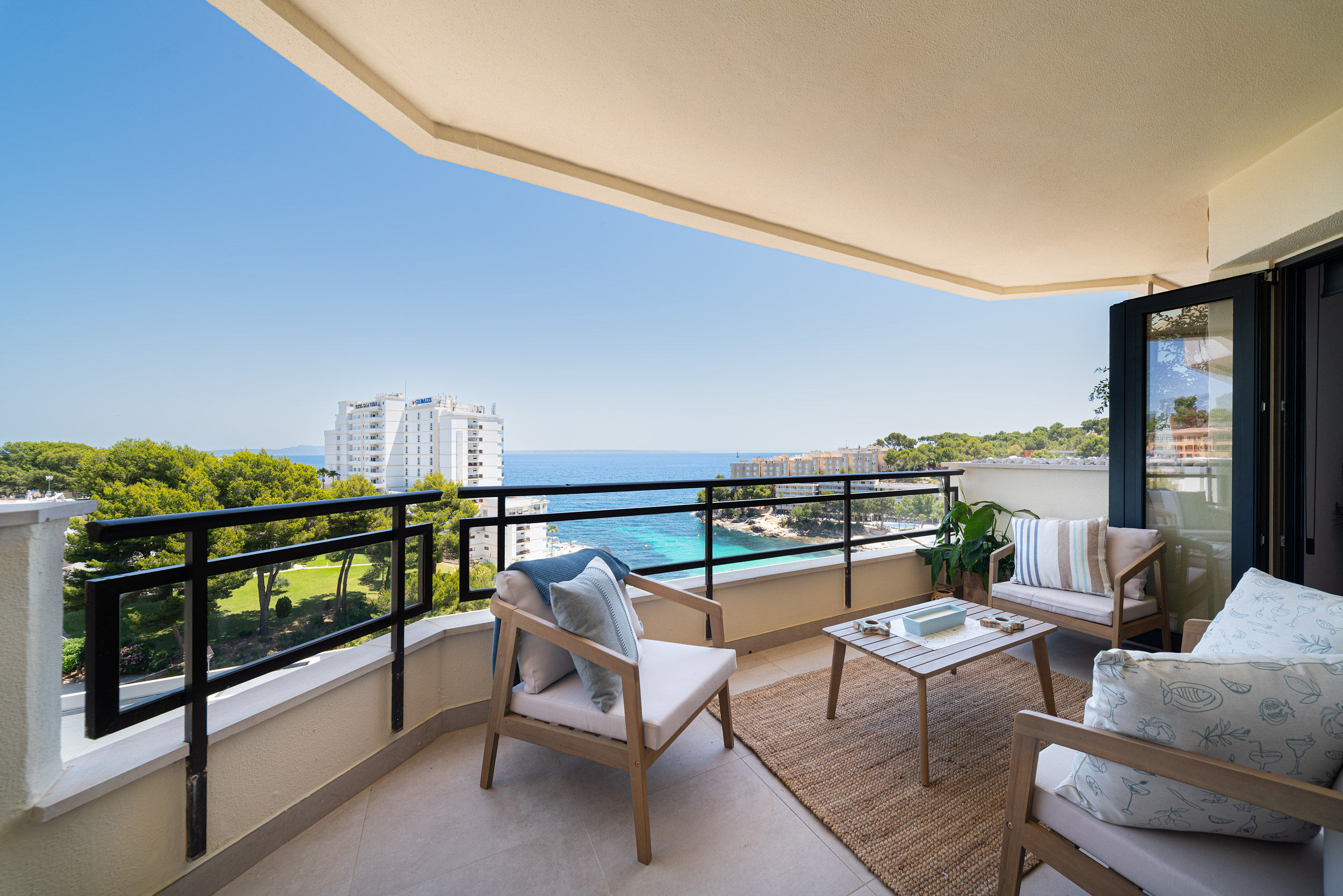 Stilvolle, komplett renovierte Dachgeschosswohnung mit atemberaubendem Meerblick in Cala Vinyes