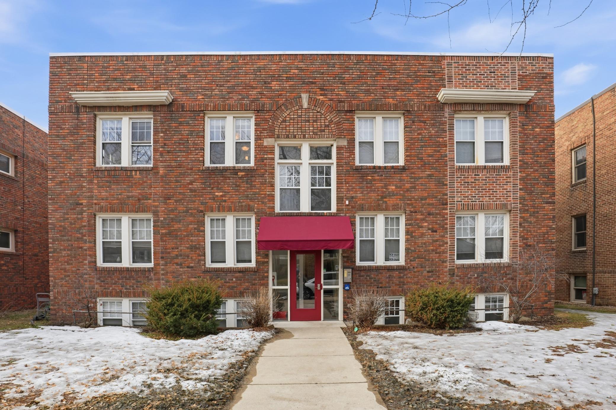 Refined South Uptown 1-BR: Top-Floor Views & Parking