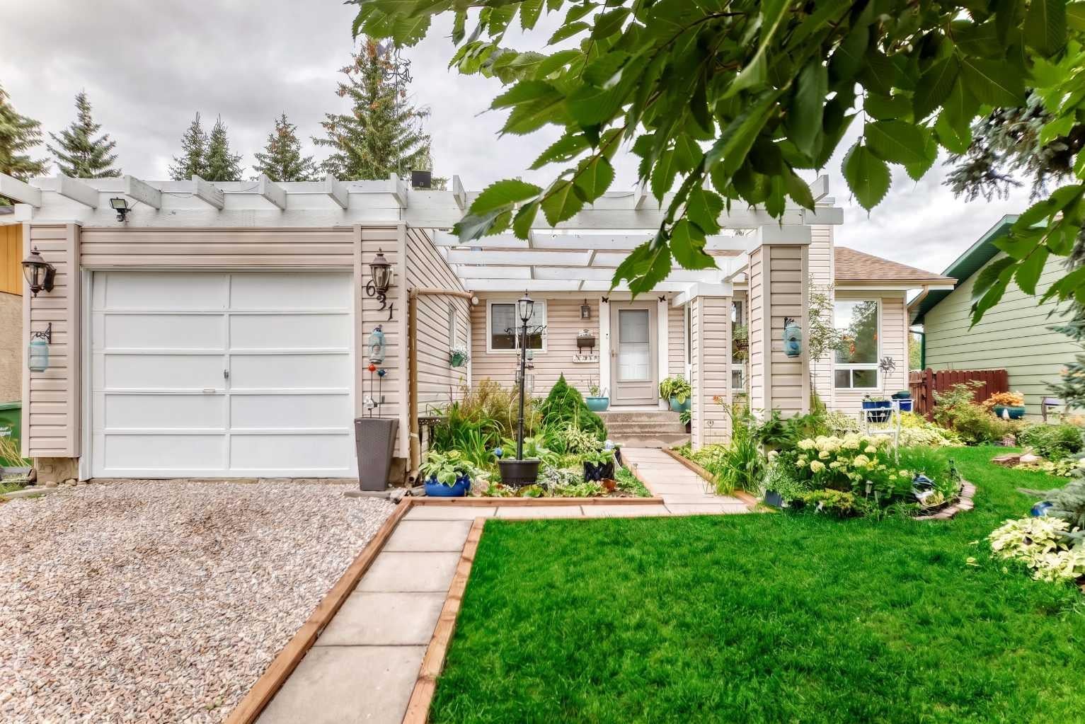 A PRIVATE GARDEN RETREAT BACKING ONTO PEACEFUL GREEN SPACE