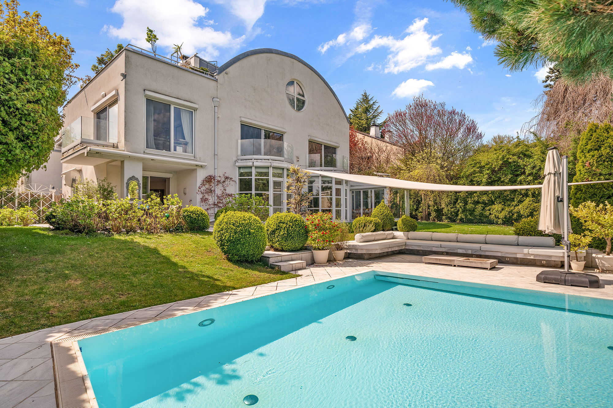 Haus-Feeling! Luxuriöse Residenz mit ca. 1.050 m² großem Garten mit Pool, Spa & Weitblick auf die Weingärten Wiens