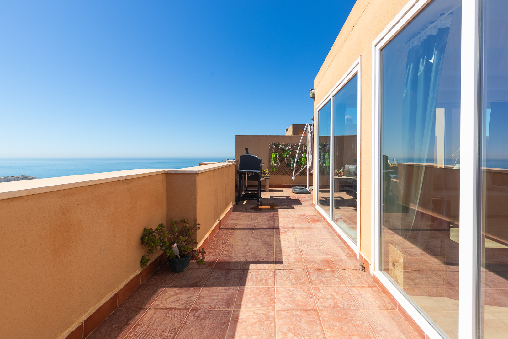 Penthouse with spectacular solarium and sea views