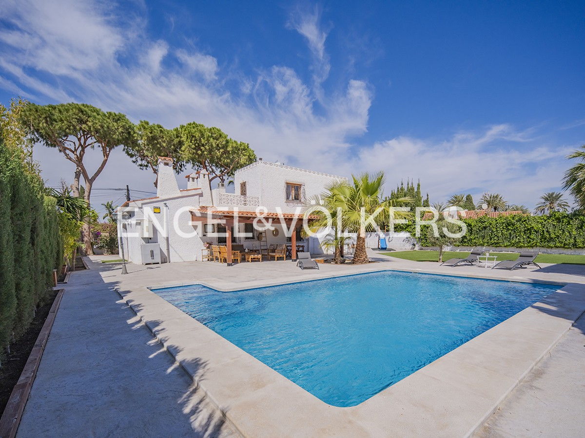 Magnificent Villa with Touristic License