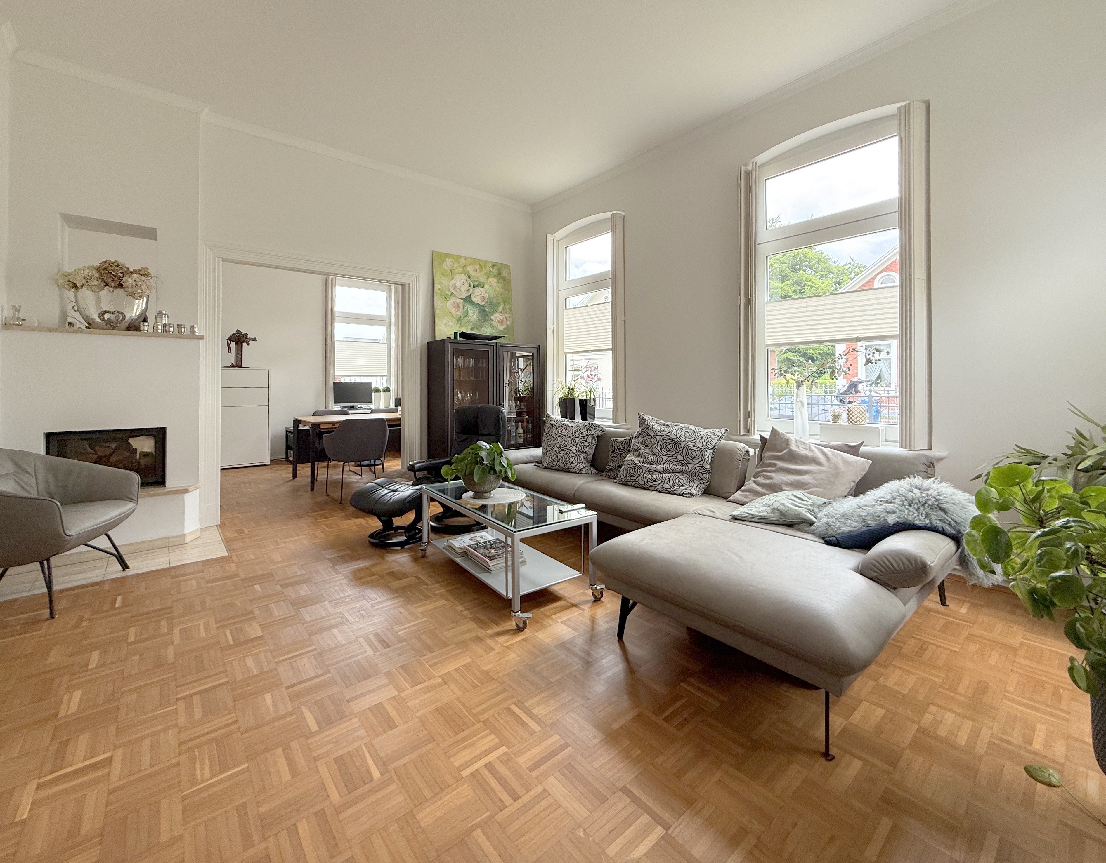 Großzügige Erdgeschosswohnung mit Altbau-Charme: 2,5-Zimmer-Wohnung mit Kamin, Terrasse und Garten