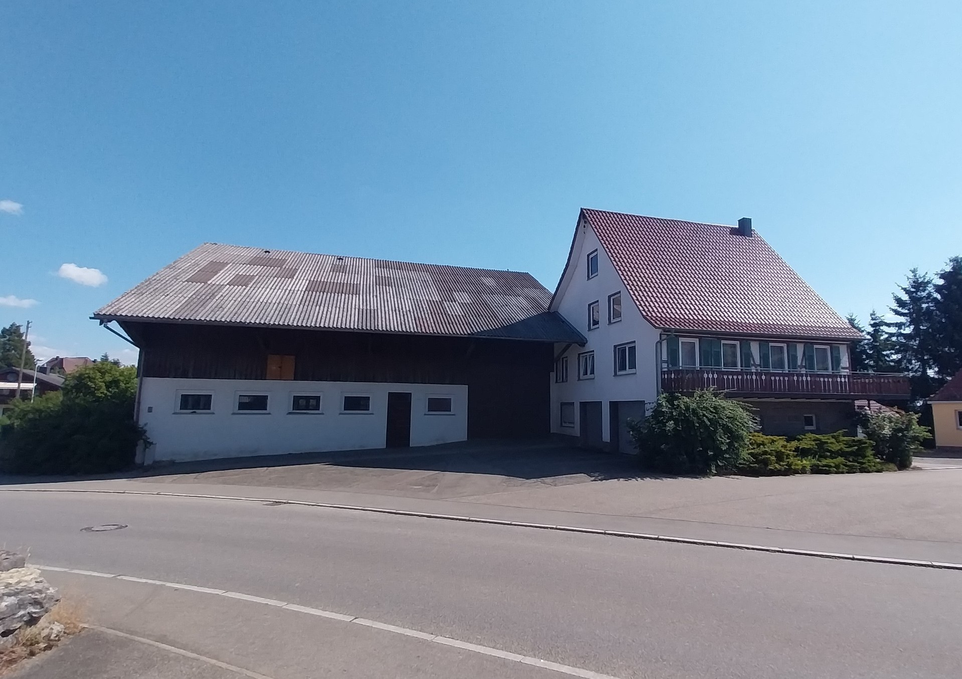 Historisches Haus mit Stallgebäuden und wunderschönem Garten in Boll bei Oberndorf !