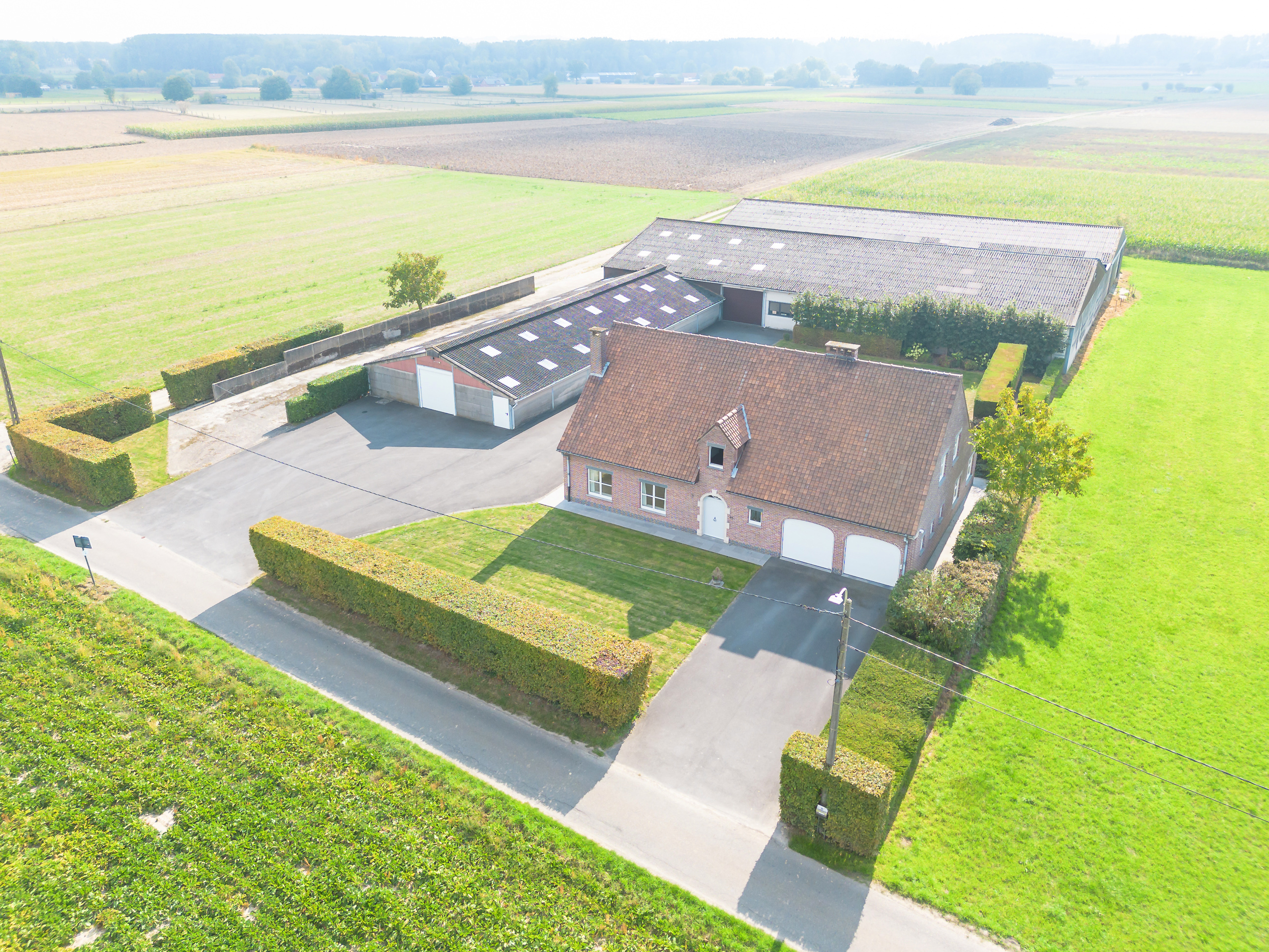 Maison d'agriculure prête à emménager avec trois entrepôts.