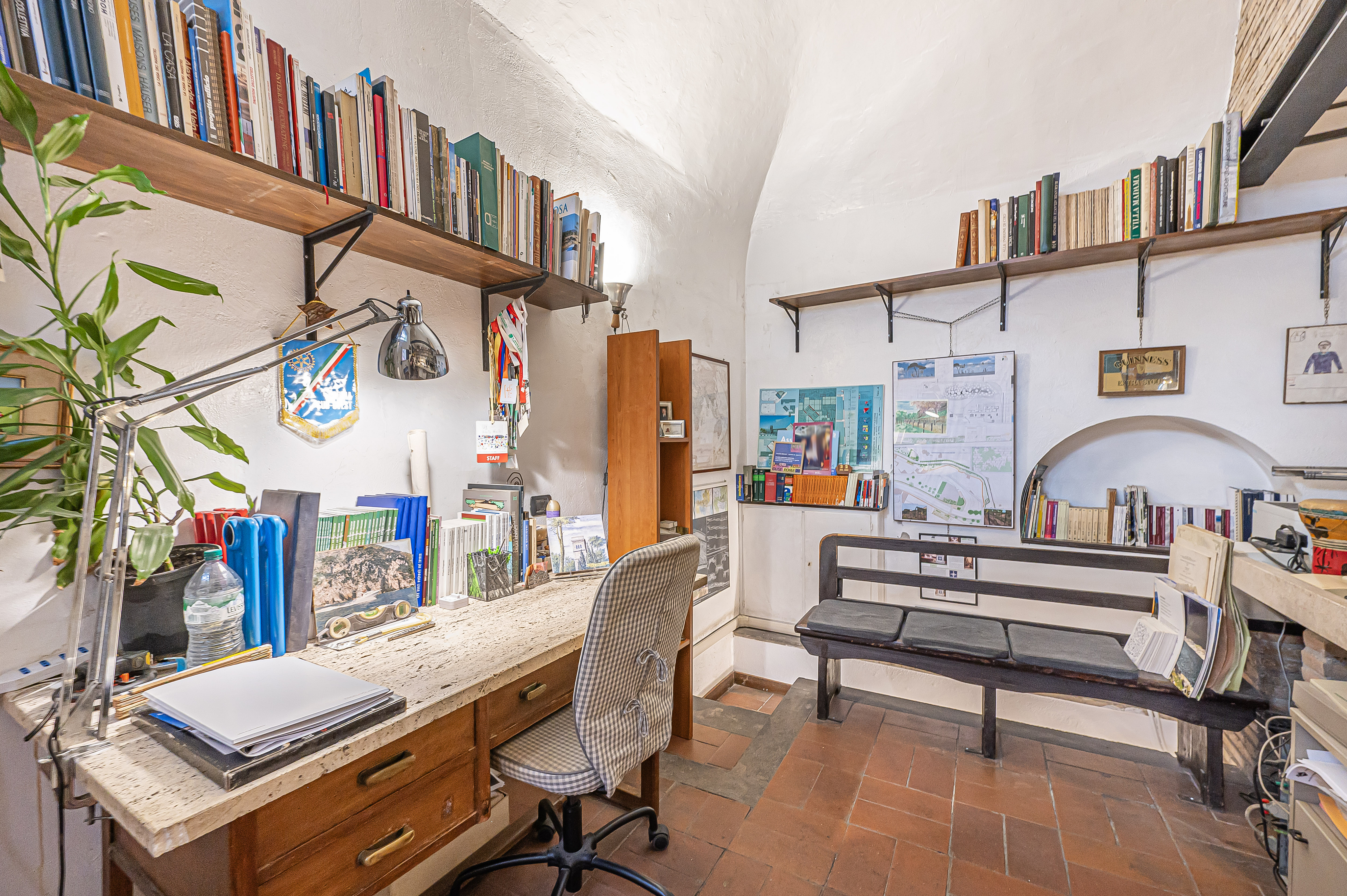 Office/studio with private entrance on Via Giulia