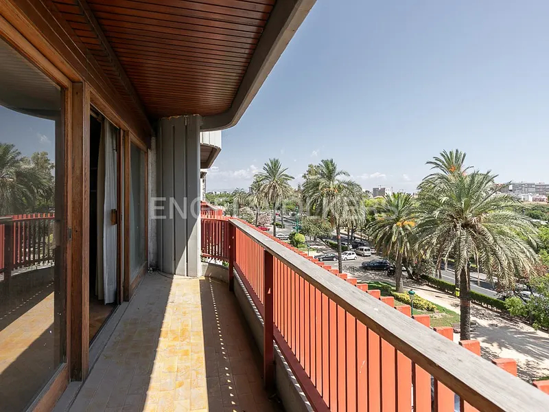 Magnificent home with a large balcony and views of Turia Gardens, including a parking space, on Jacinto Benavente Avenue
