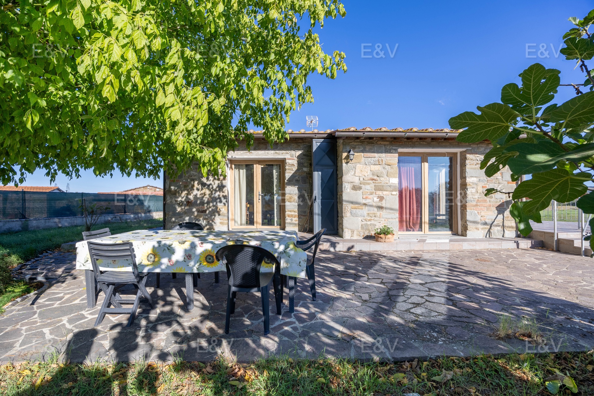 A small, single-story farmhouse in the countryside of Castiglione del Lago