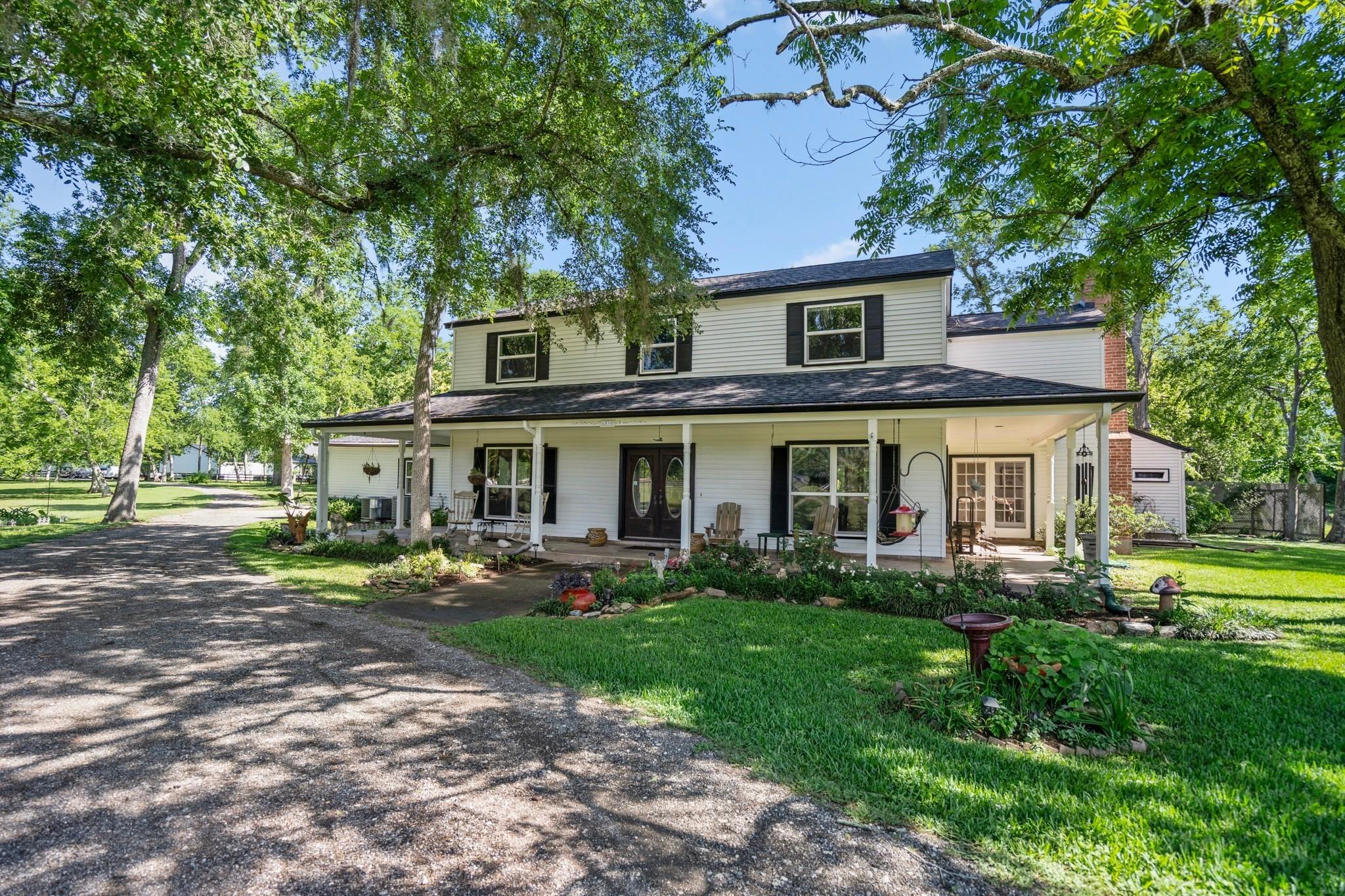 Country Living with 4-Stall Barn & Pool