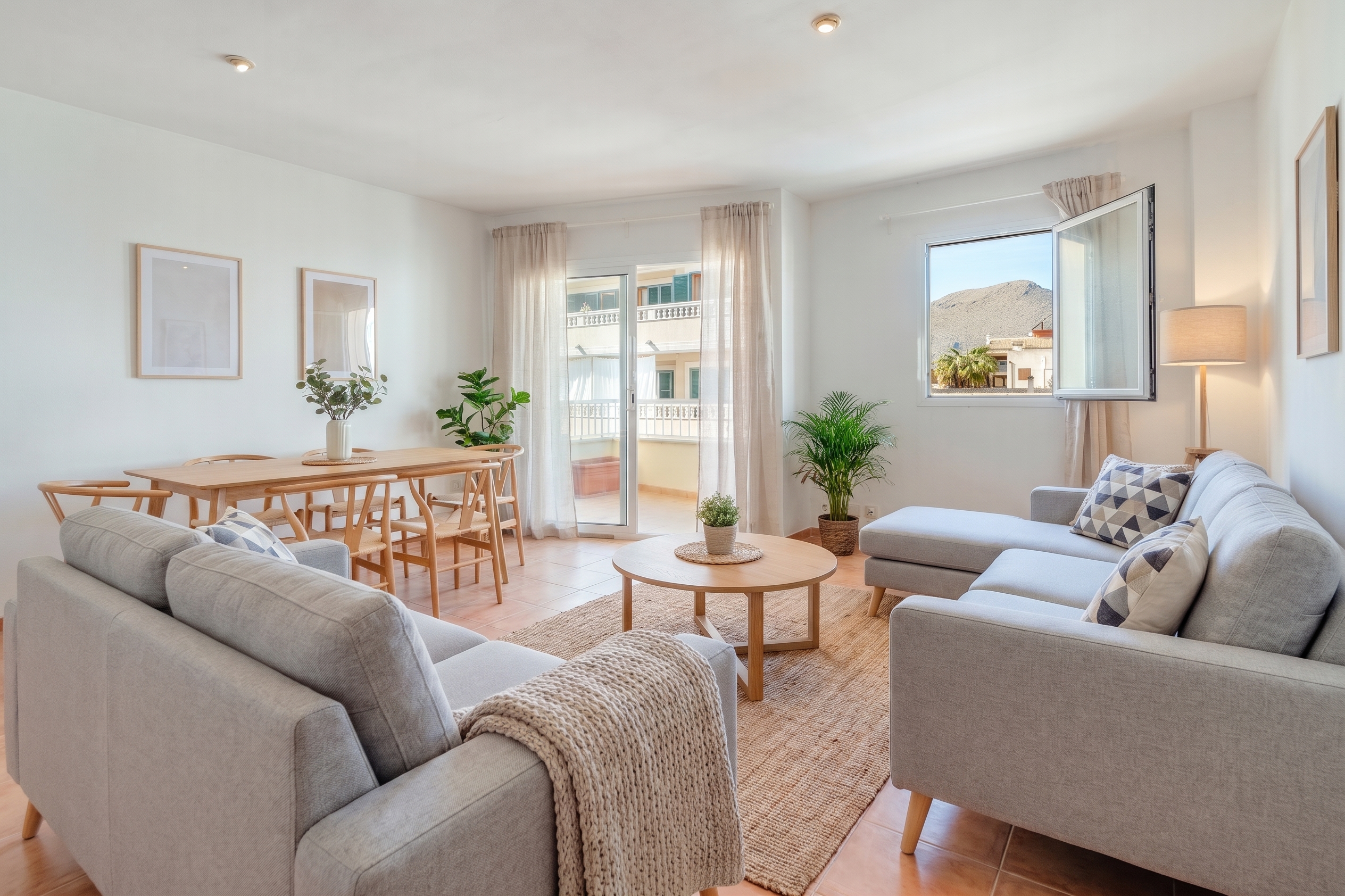 Un apartamento con encanto por descubrir en Puerto Pollensa [Modificado por IA]