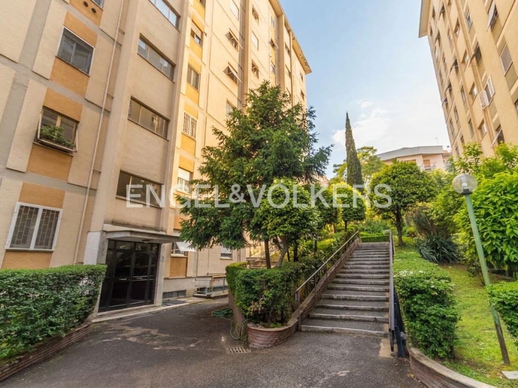 Bright renovated three-room apartment near Metro B