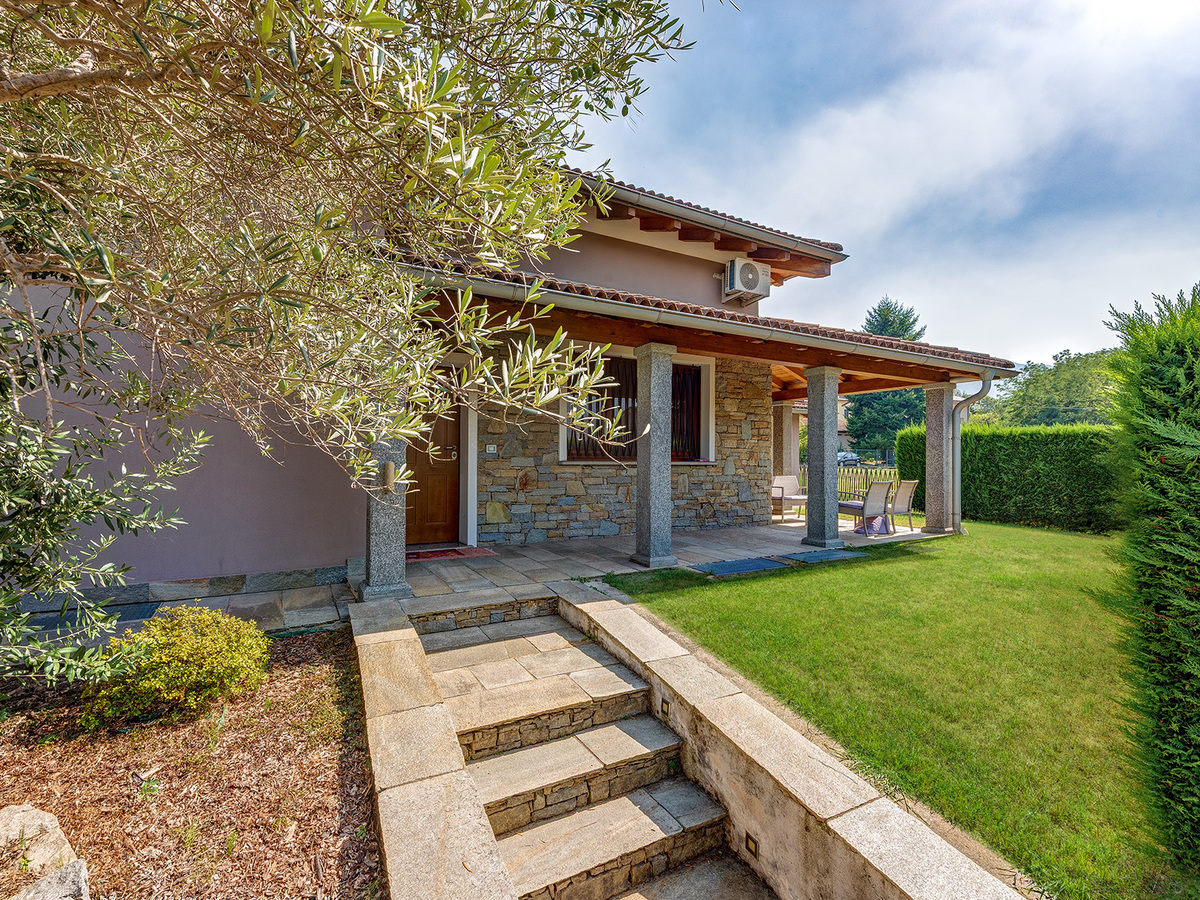 Detached villa with private garden and double garage in Colico