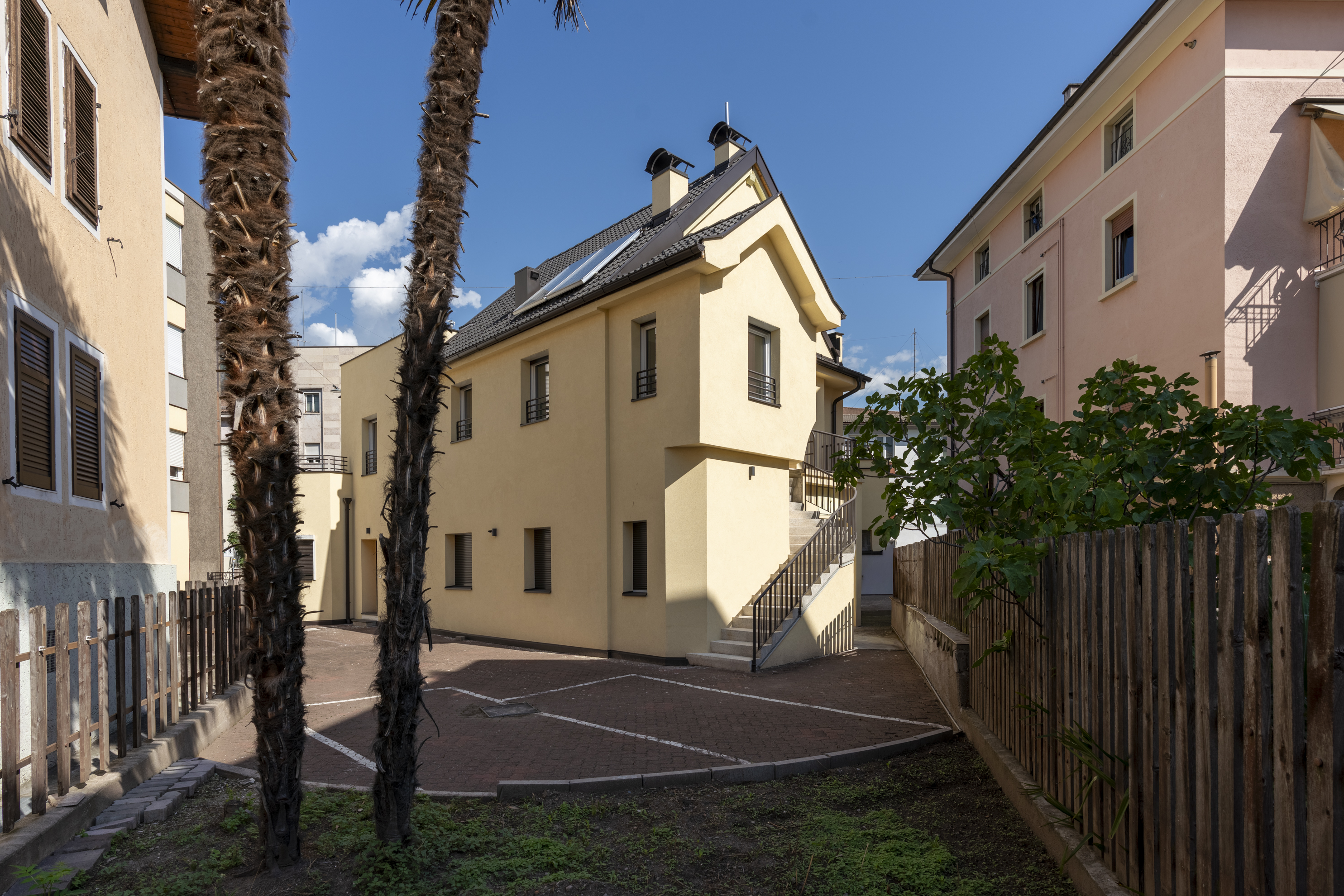 Casa indipendente con tre unità abitative