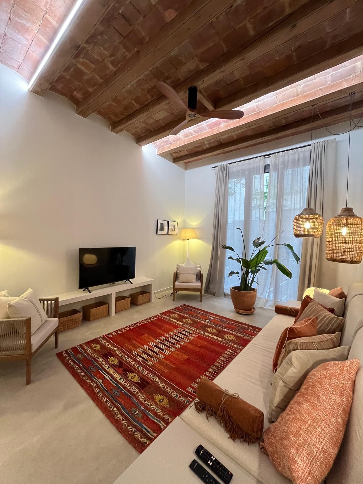 Charming, fully renovated apartment in central Barcelona, available December 1, 2026