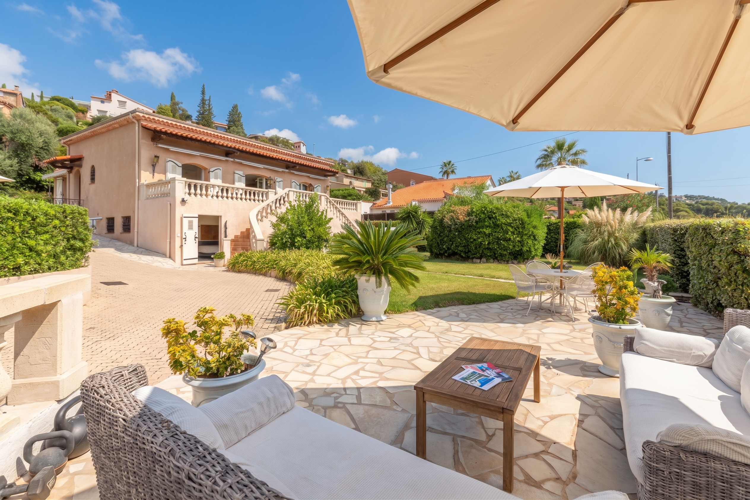 Opportunité rare d'une Villa face à la plage à Théoule-sur-Mer [Modifié par IA]